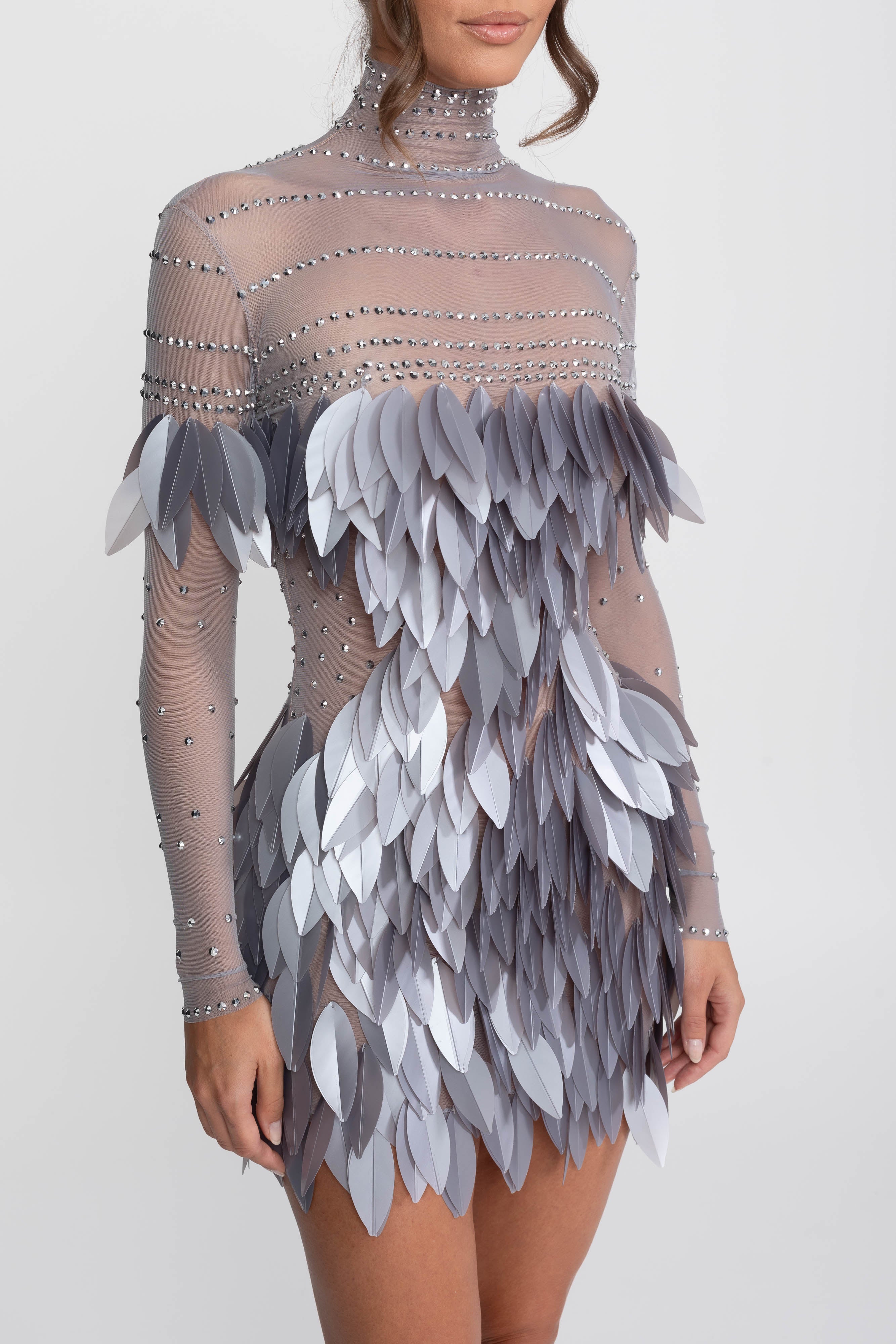 Mini-robe en mesh transparent avec panneau de plumes et encolure ornée de cristaux - Gris 