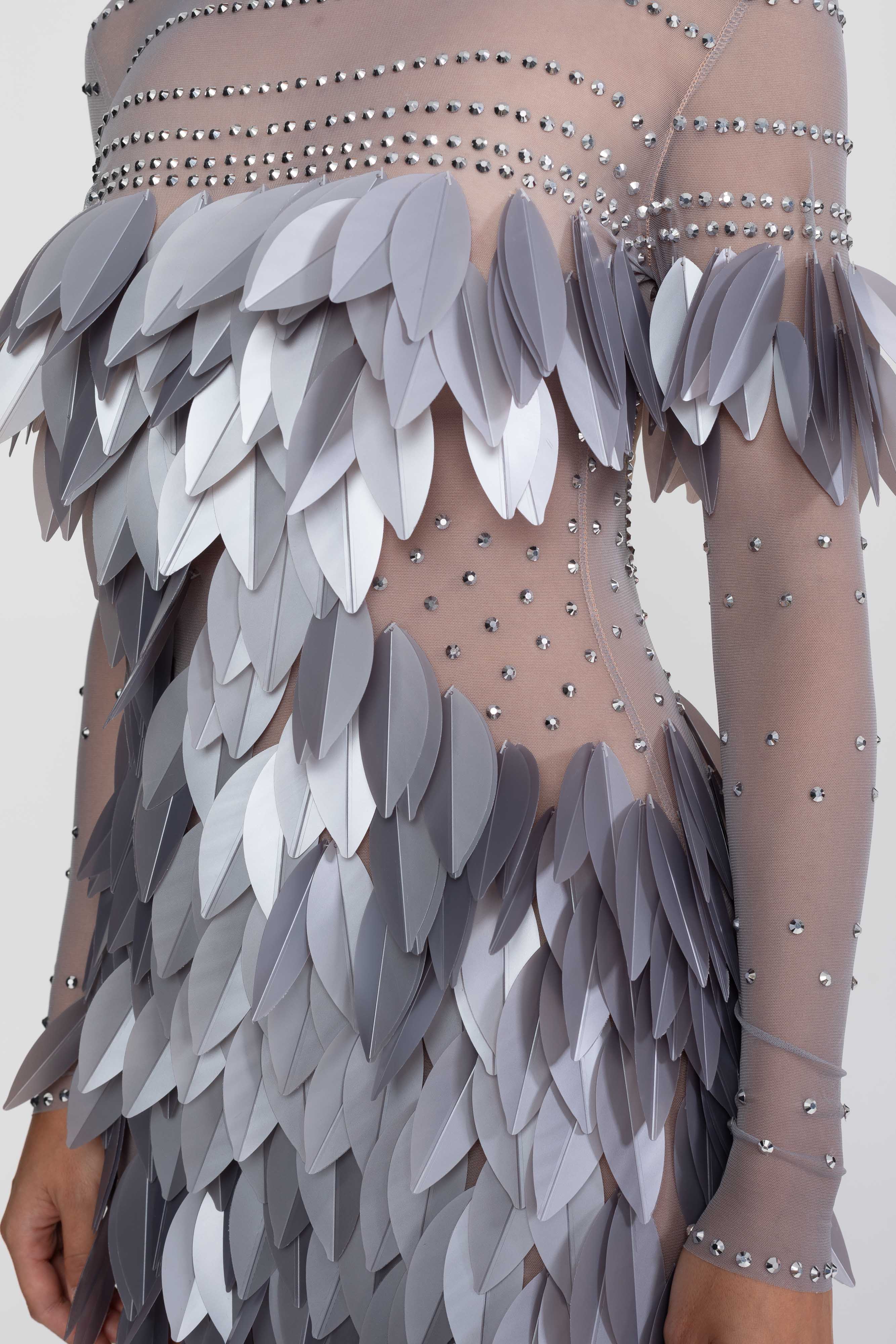 Mini-robe en mesh transparent avec panneau de plumes et encolure ornée de cristaux - Gris 