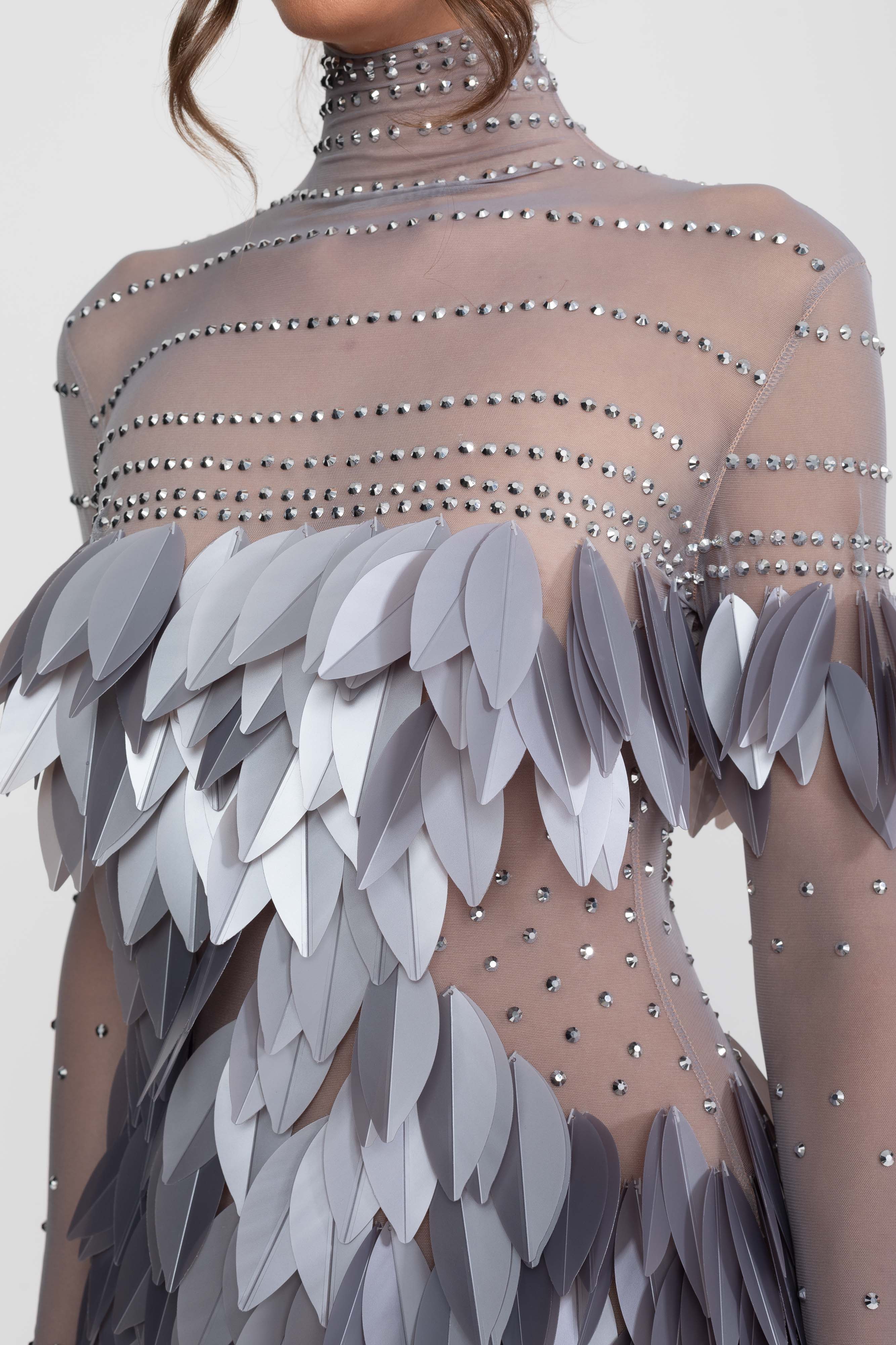 Mini-robe en mesh transparent avec panneau de plumes et encolure ornée de cristaux - Gris 