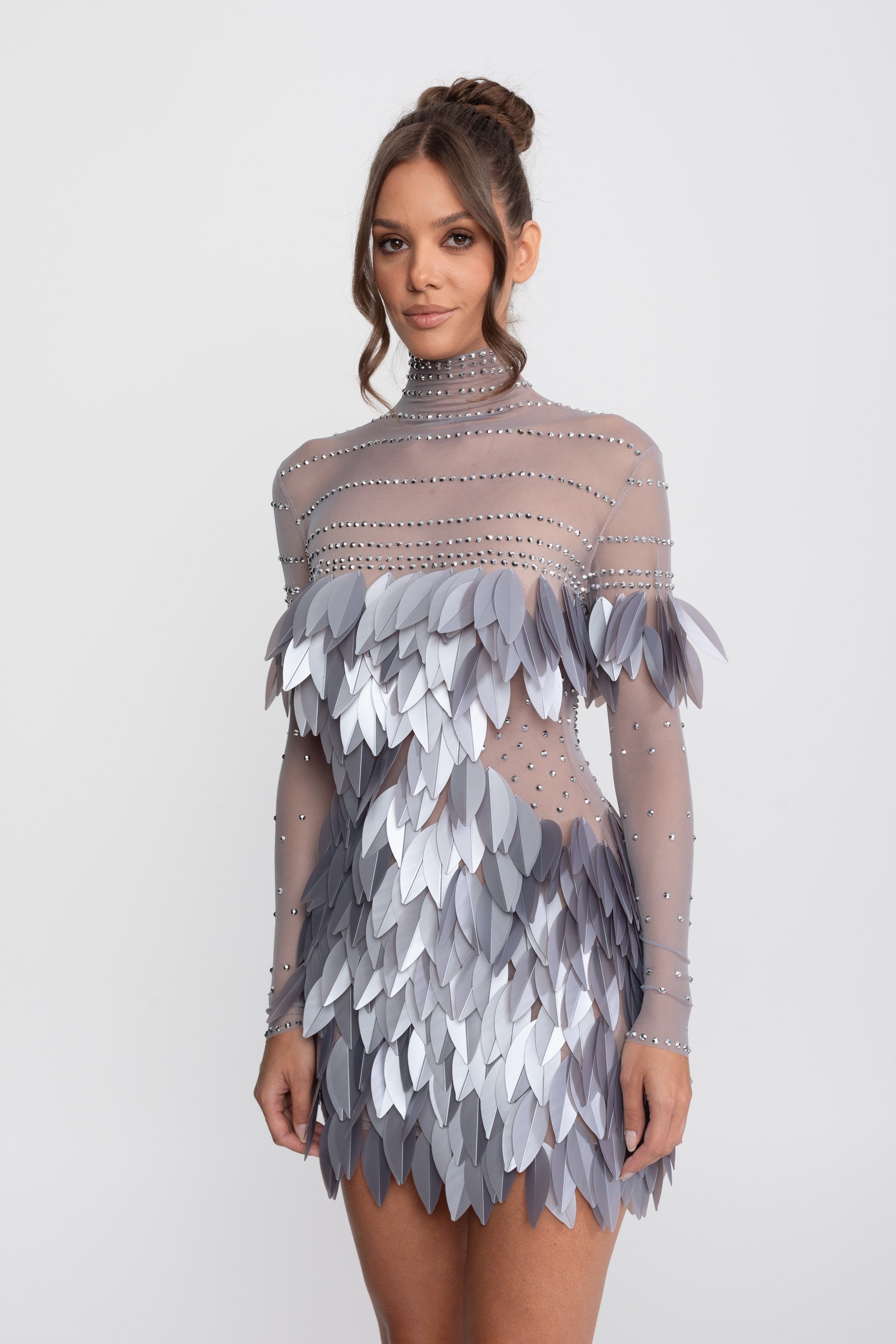 Mini-robe en mesh transparent avec panneau de plumes et encolure ornée de cristaux - Gris 