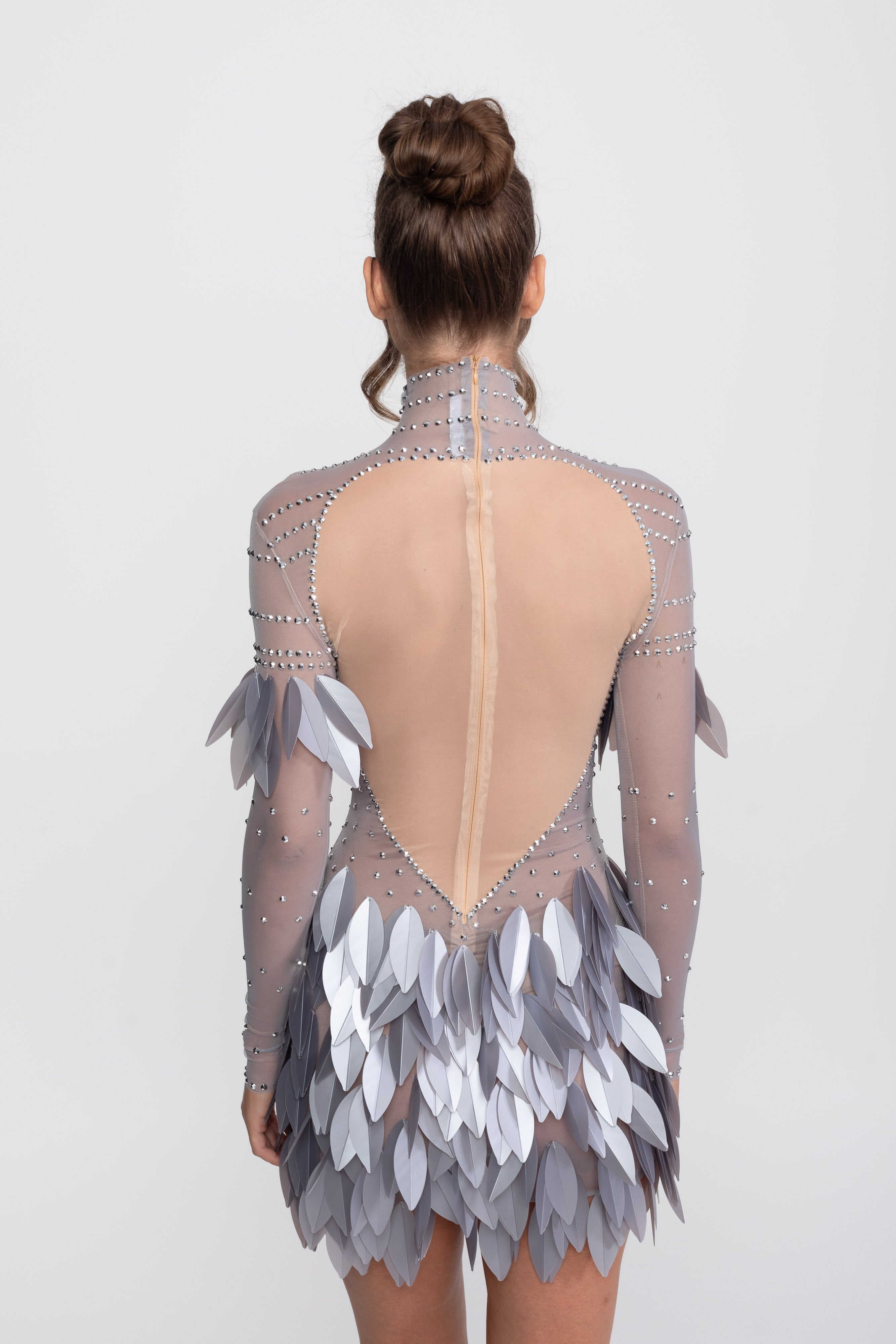 Mini-robe en mesh transparent avec panneau de plumes et encolure ornée de cristaux - Gris 