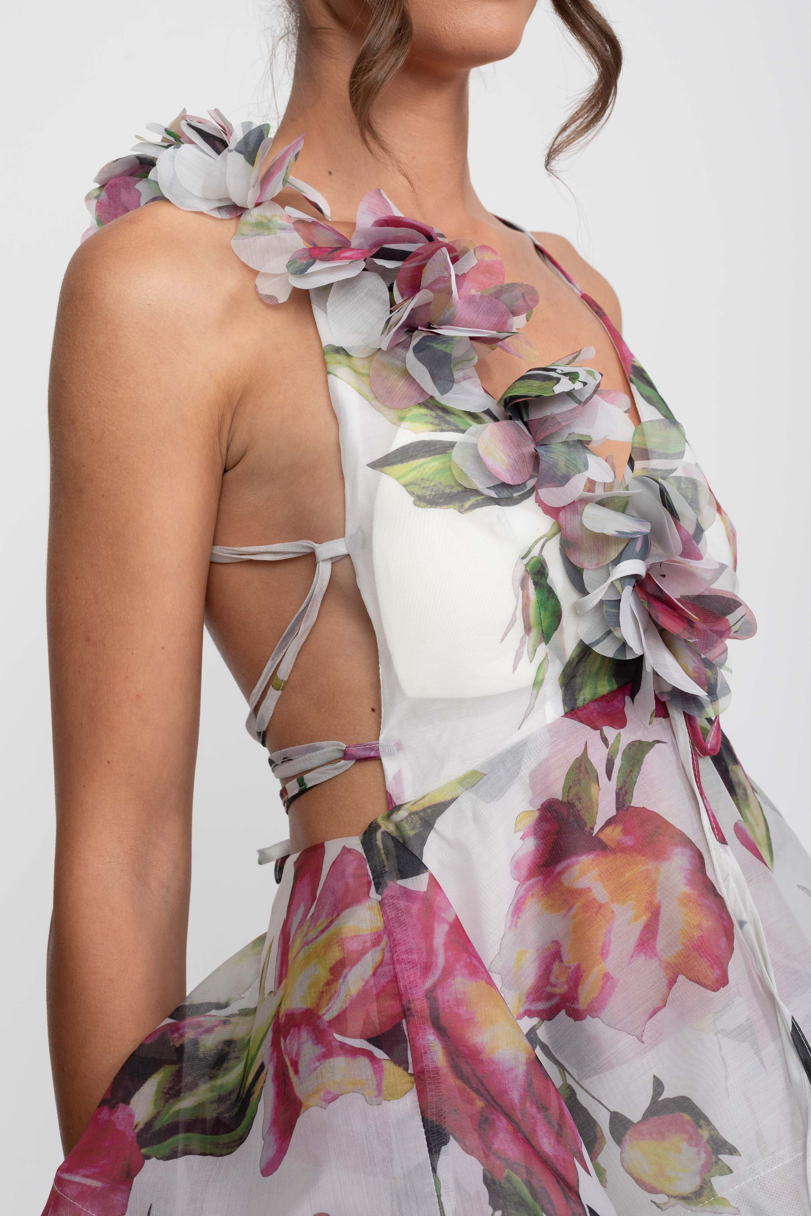 Robe mini à imprimé floral à étages avec bretelle à volant - Blanc 