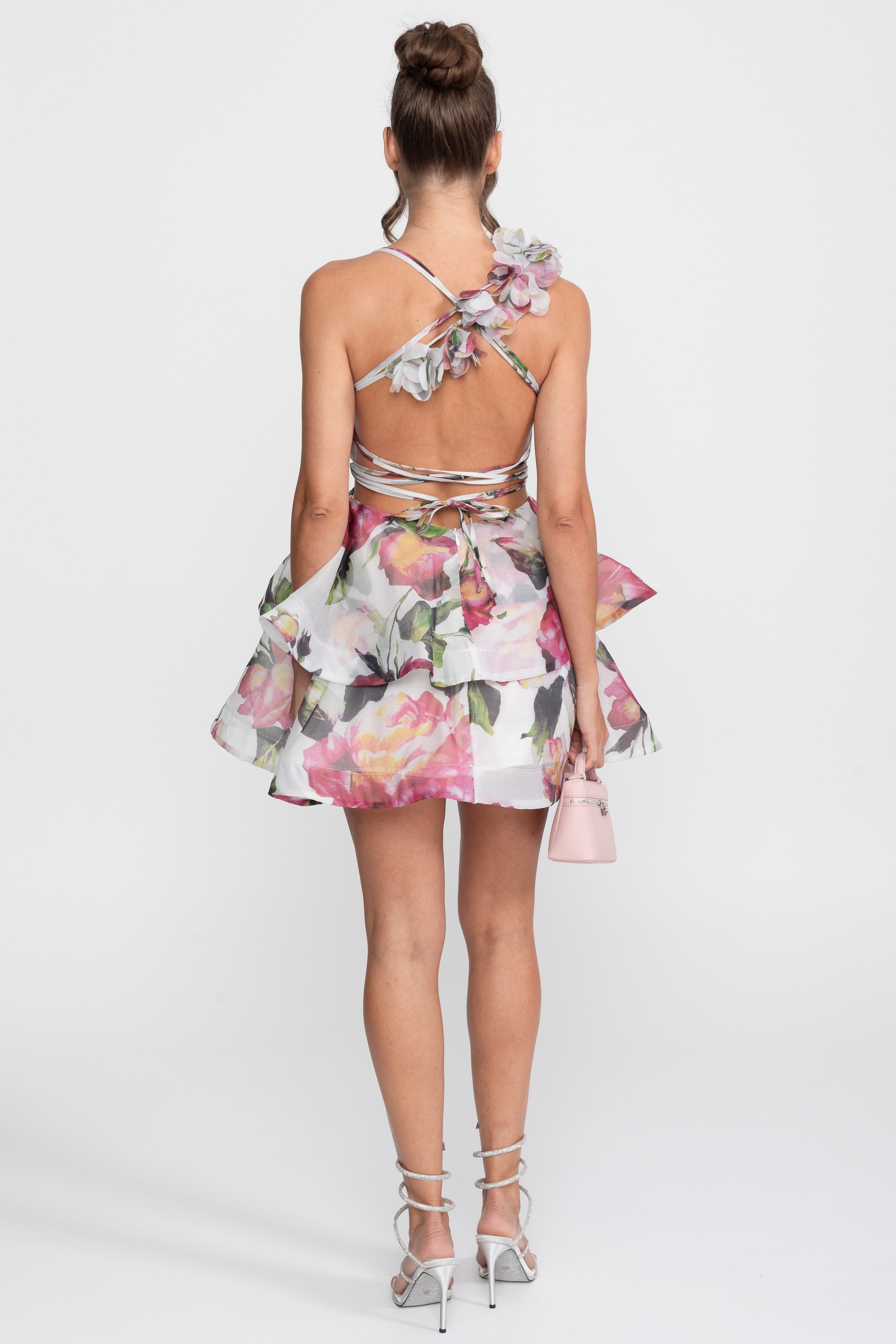 Robe mini à imprimé floral à étages avec bretelle à volant - Blanc 
