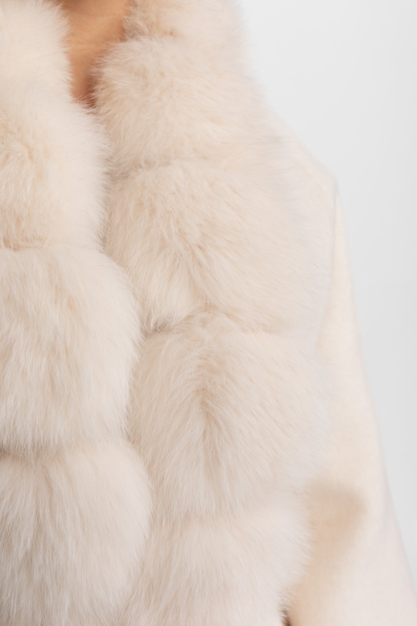 Manteau long en laine avec devant en fourrure de renard – Ivoire 