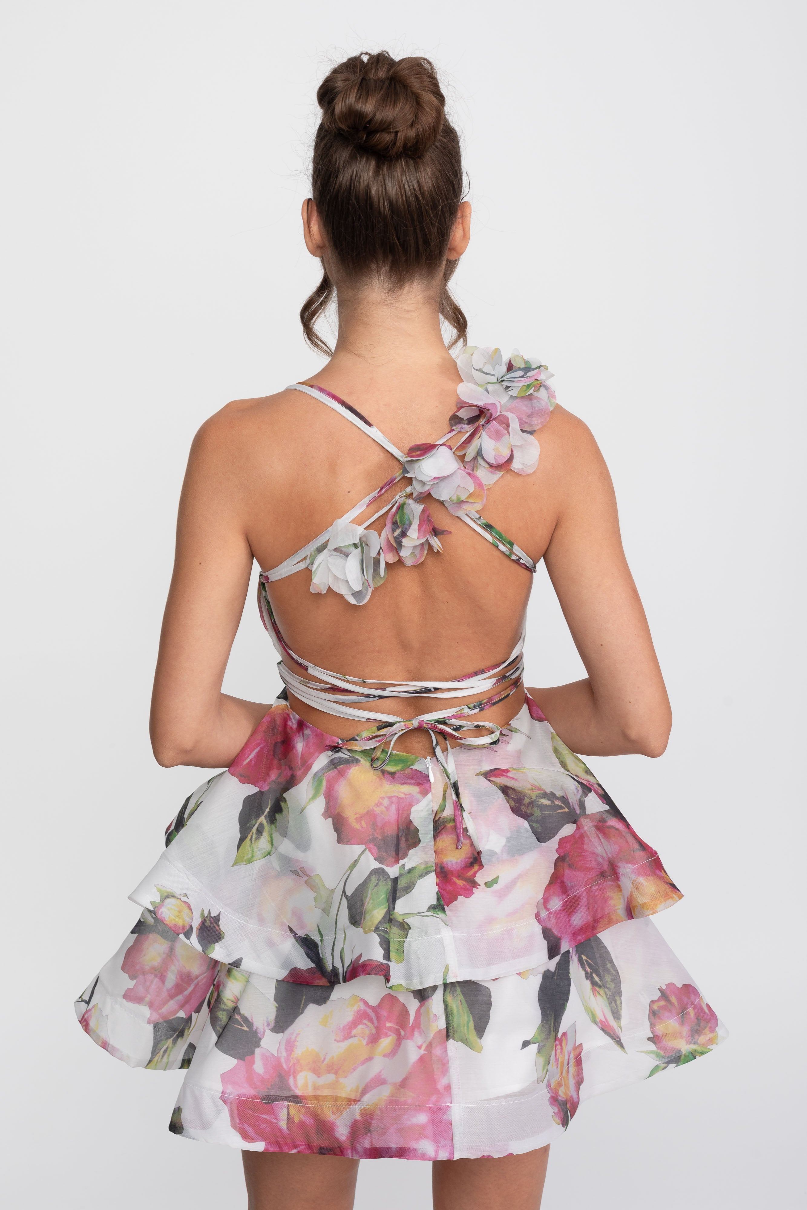 Robe mini à imprimé floral à étages avec bretelle à volant - Blanc 
