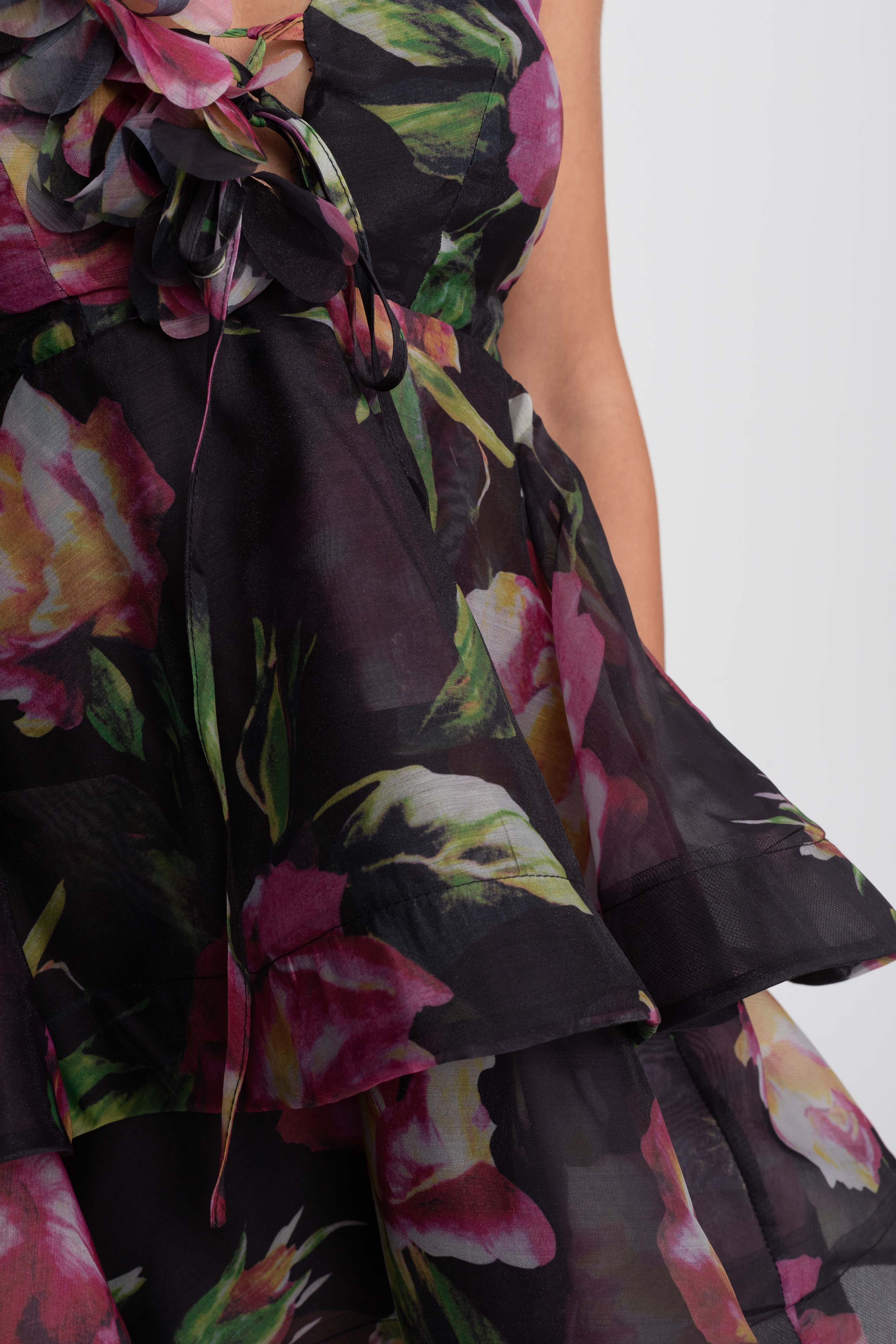 Robe mini à volants à imprimé floral avec bretelle à volant - Noir 