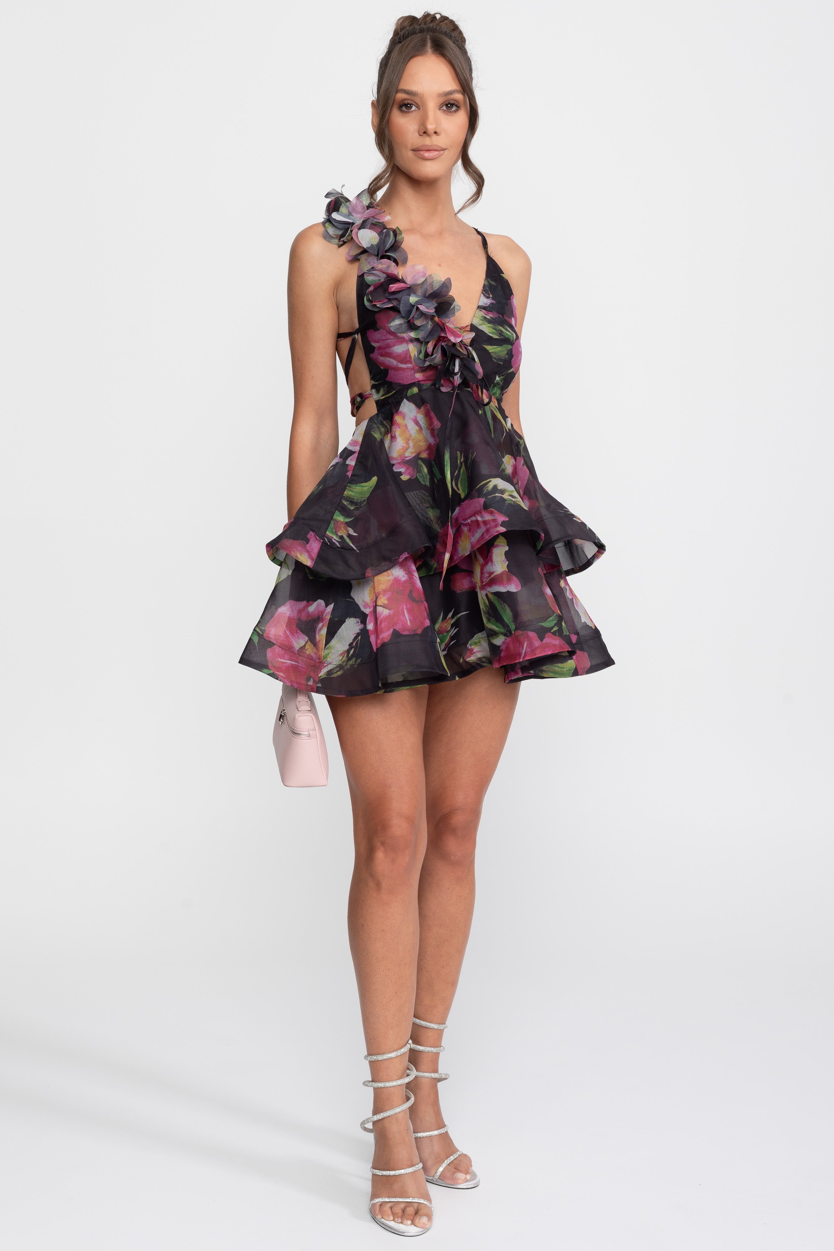 Robe mini à volants à imprimé floral avec bretelle à volant - Noir 