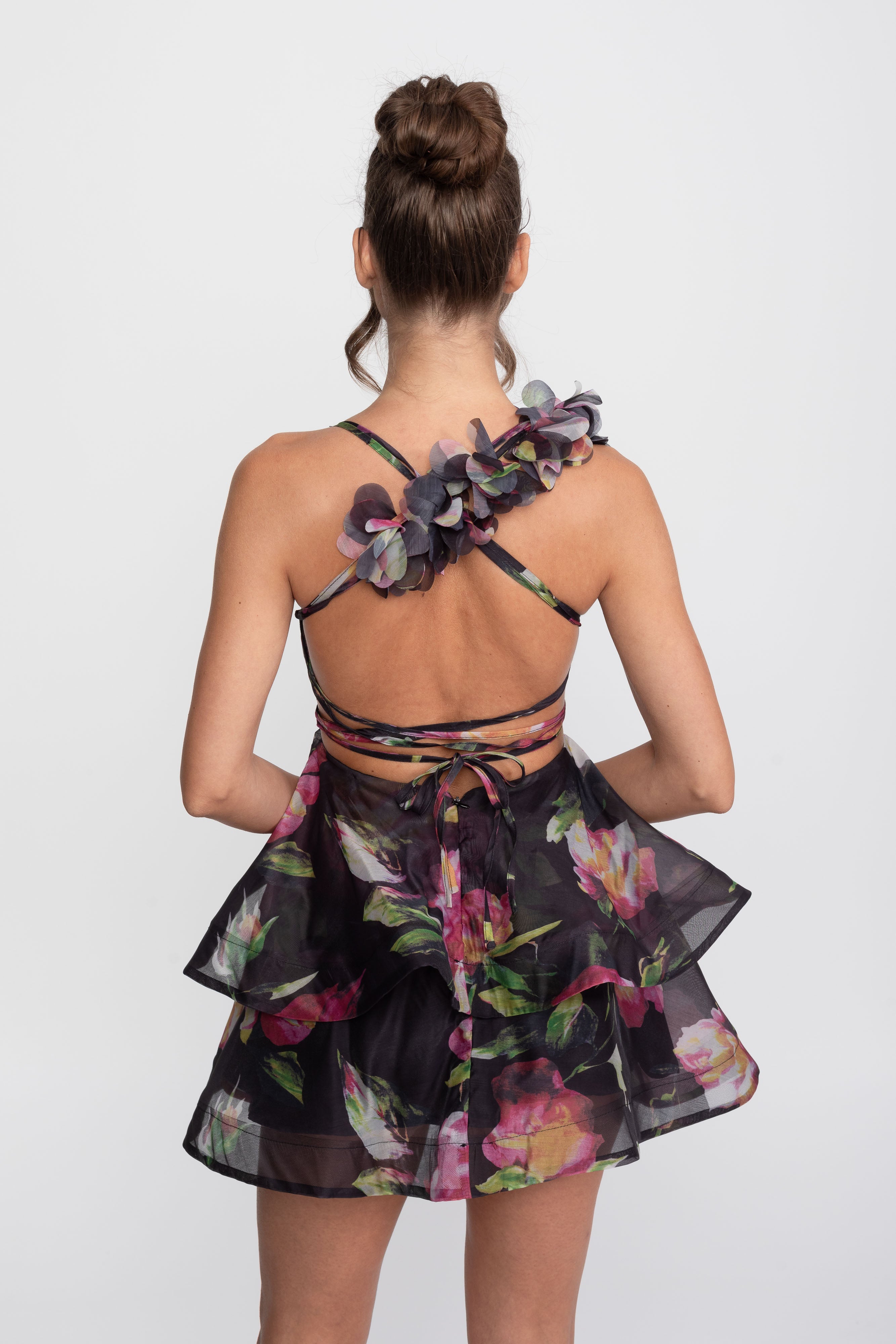 Robe mini à volants à imprimé floral avec bretelle à volant - Noir 