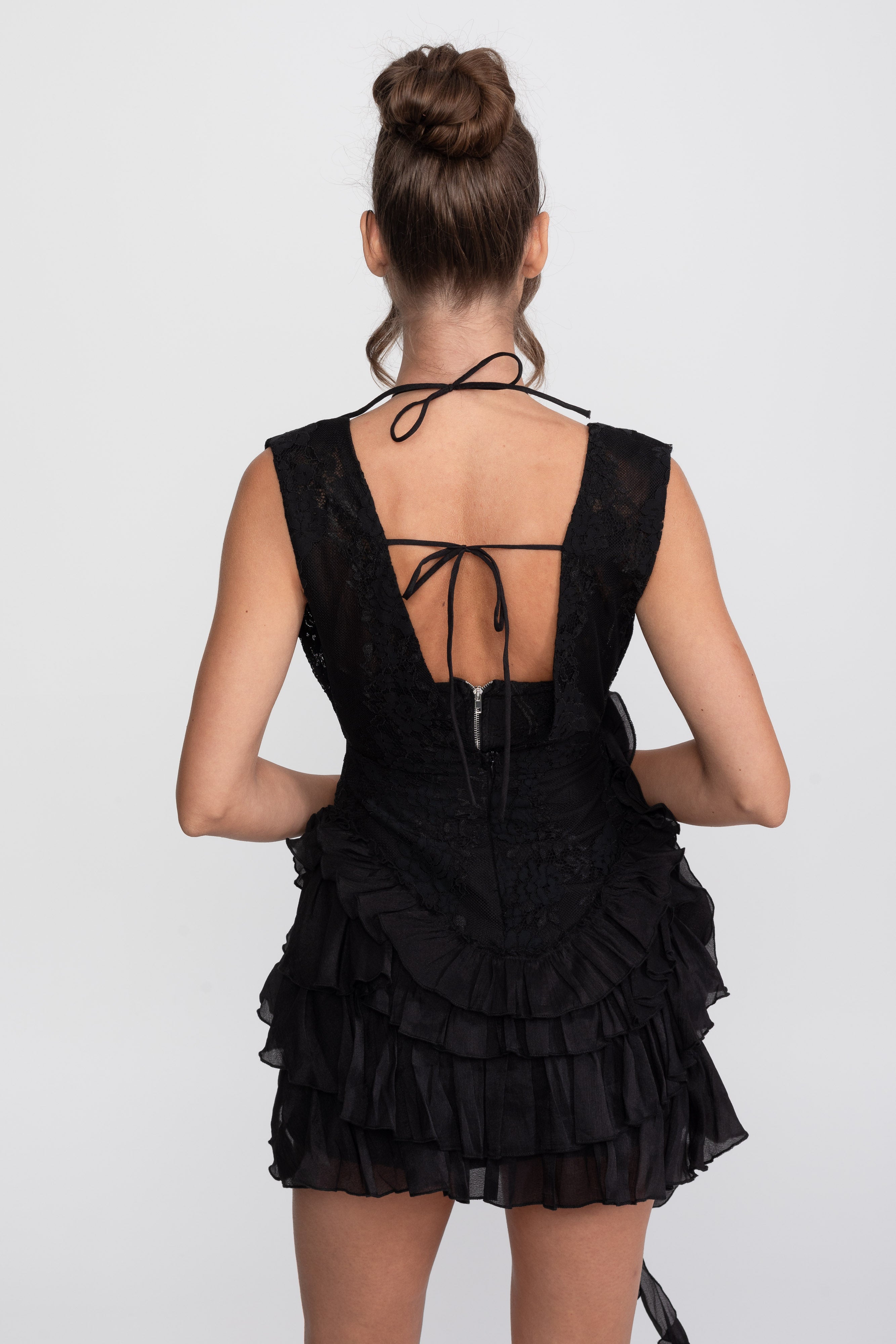 Robe mini en dentelle à col halter avec rosette et jupe à volants - Noir 
