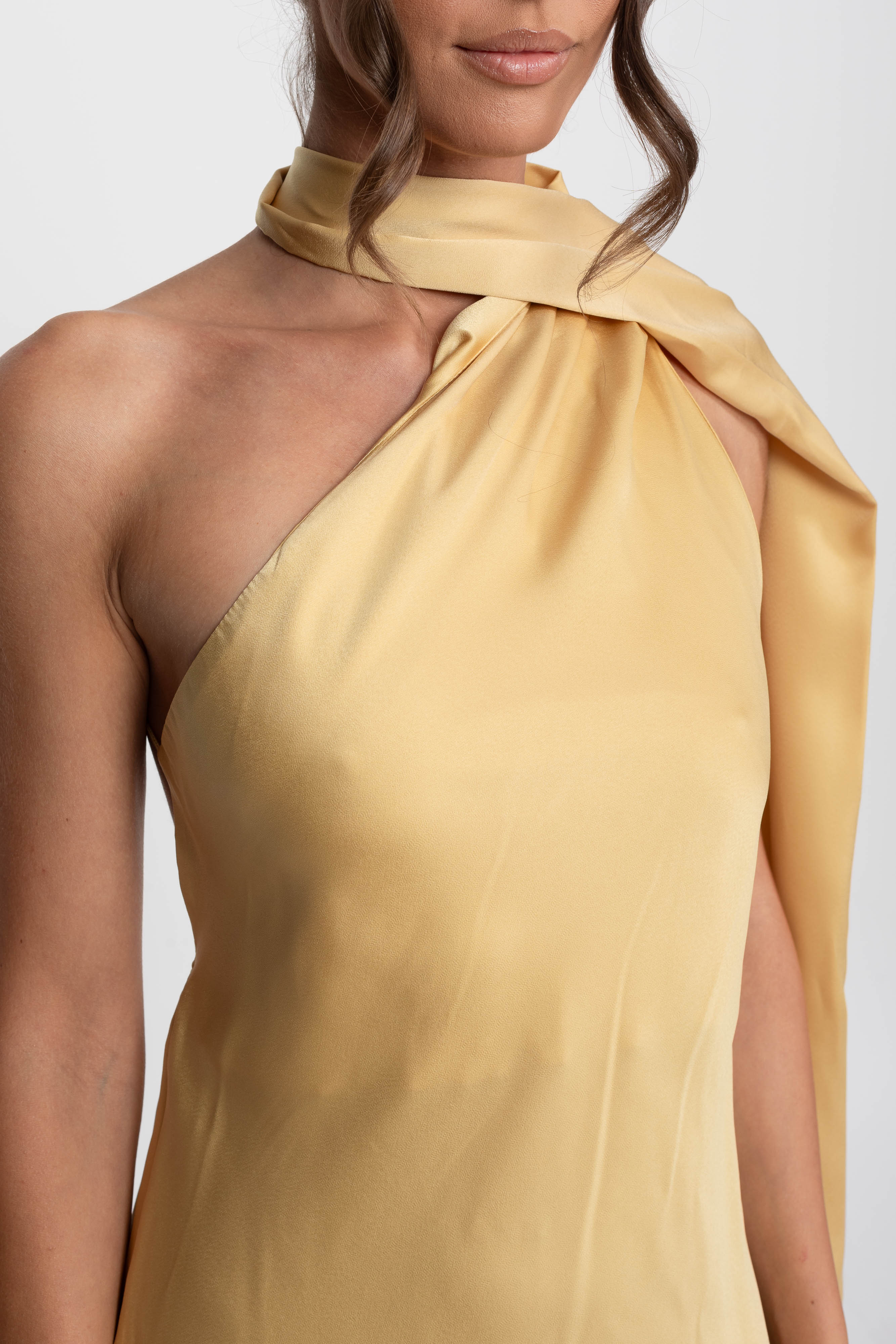 Robe nuisette en satin à col licou torsadé avec encolure asymétrique - Jaune 