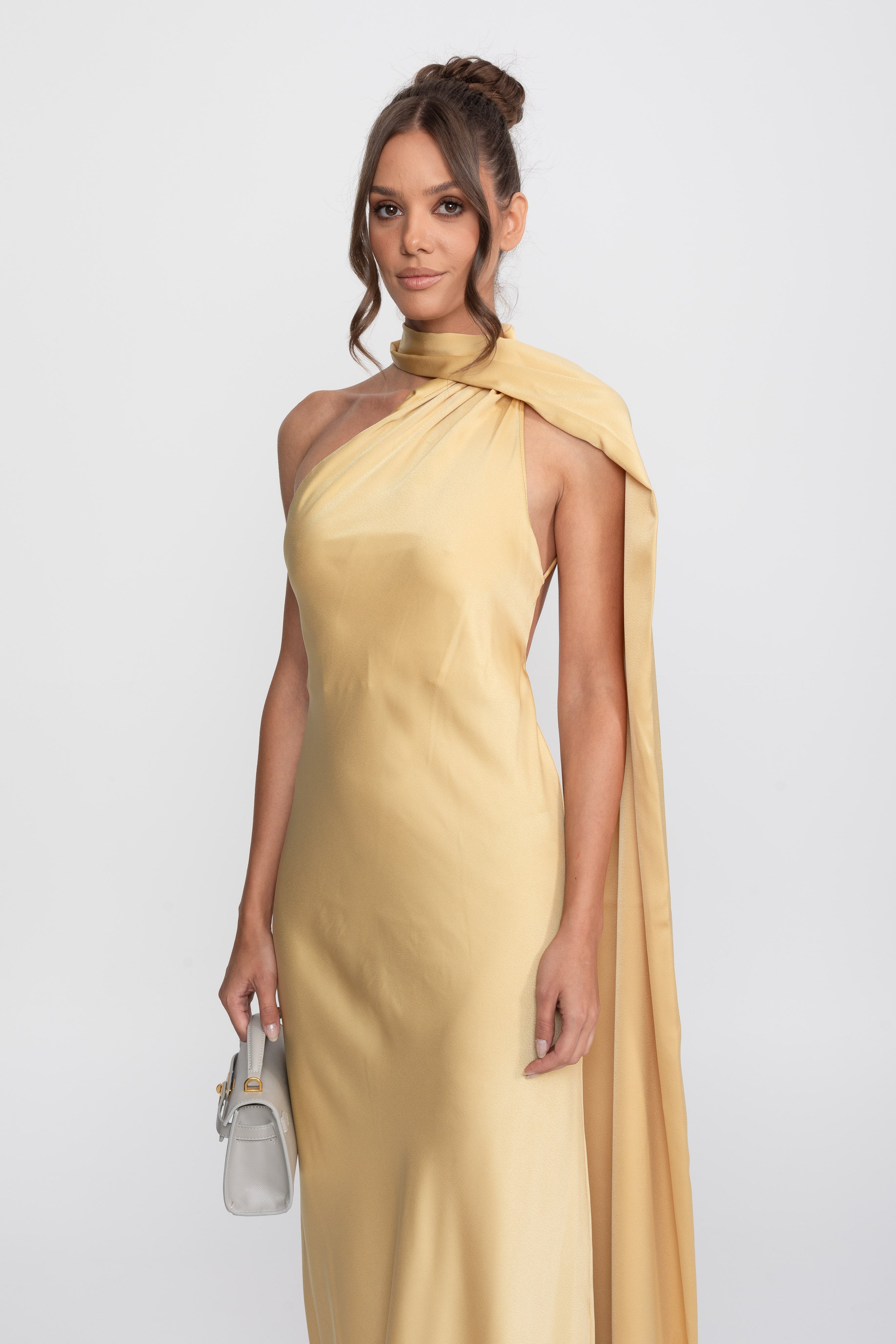 Robe nuisette en satin à col licou torsadé avec encolure asymétrique - Jaune 