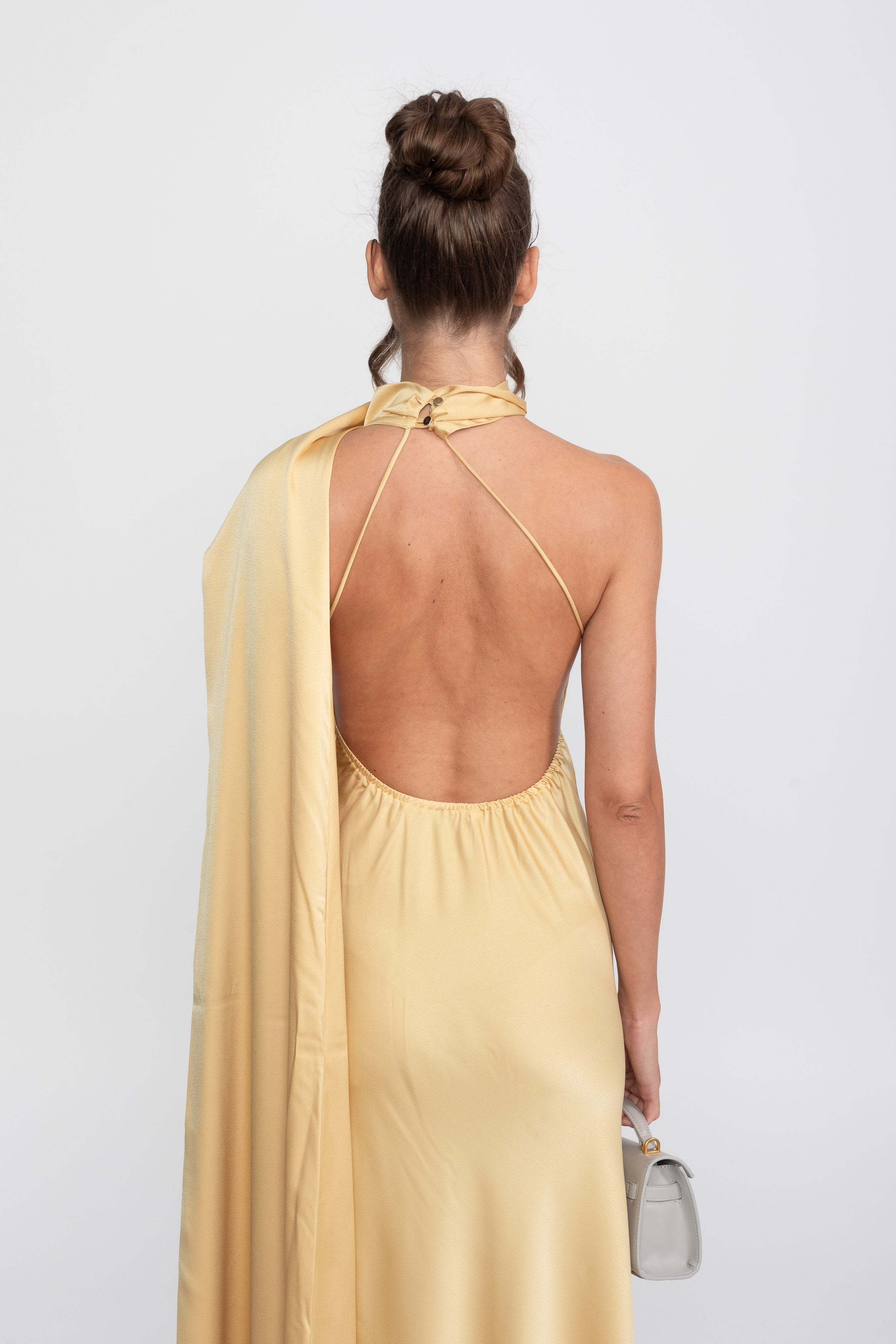 Robe nuisette en satin à col licou torsadé avec encolure asymétrique - Jaune 
