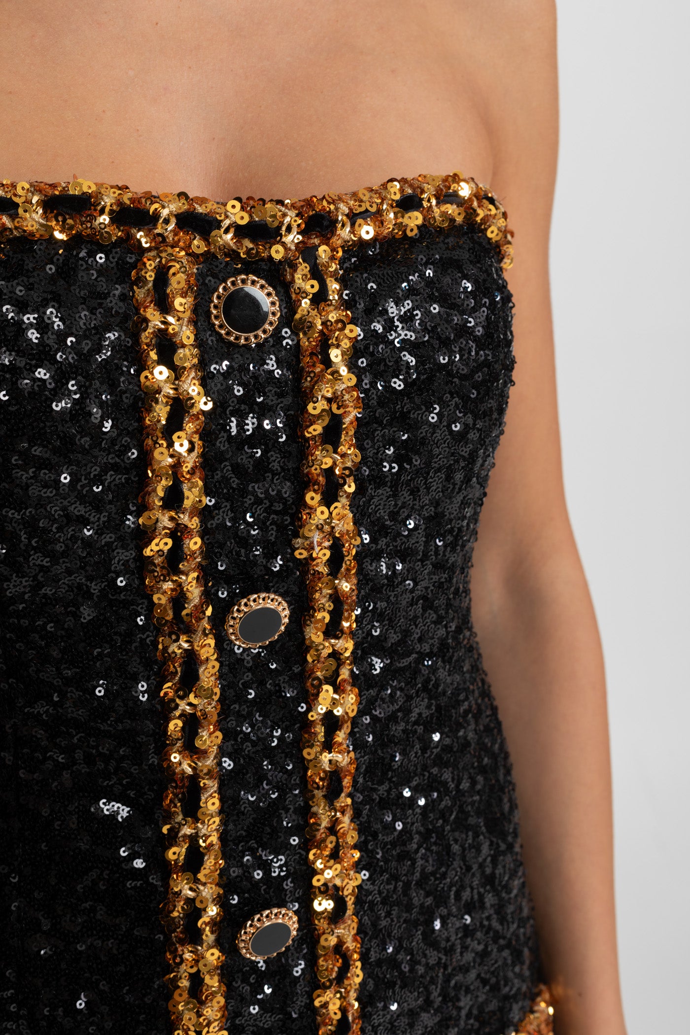 Robe courte sans bretelles à sequins avec détails chaîne – Noir 
