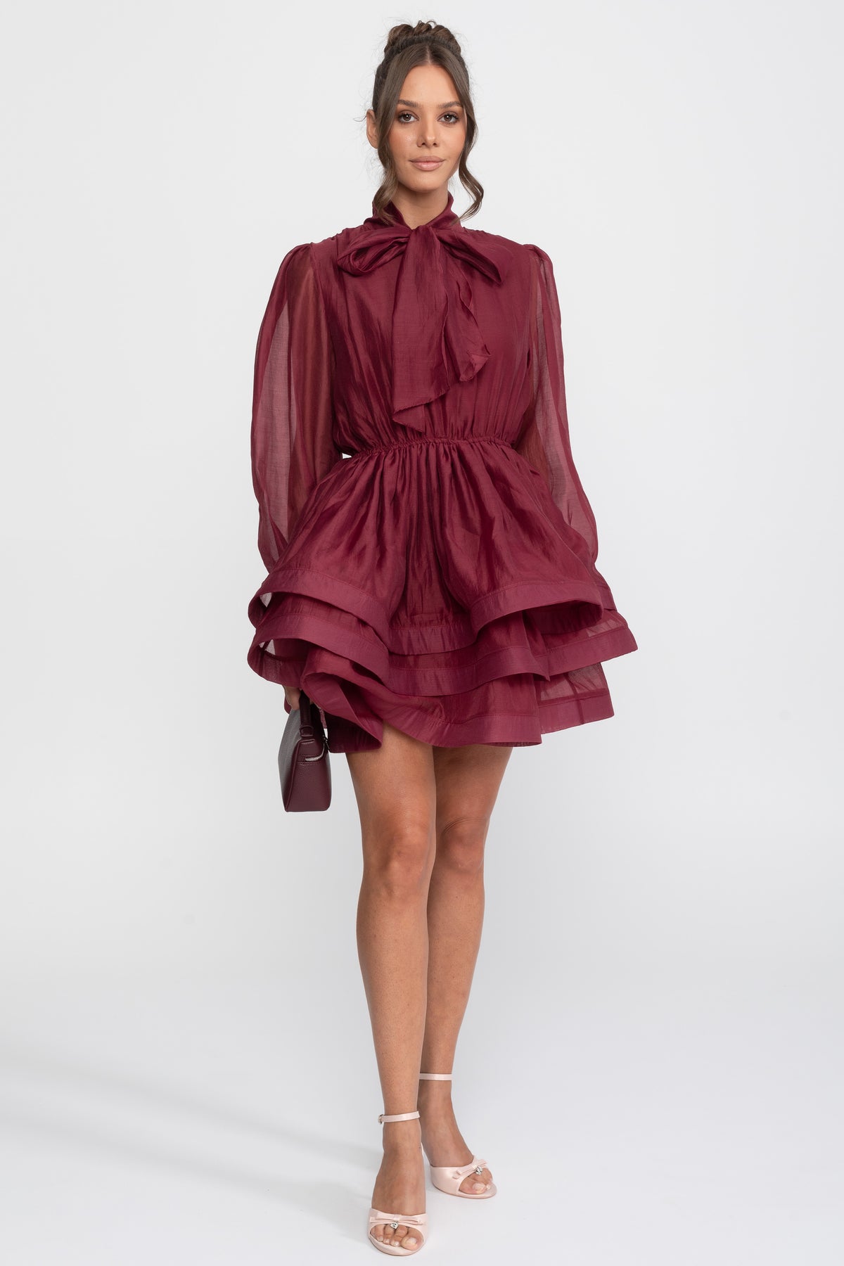 Robe mini à col montant avec manches bouffantes, jupe à volants à étages et nœud - Wine 