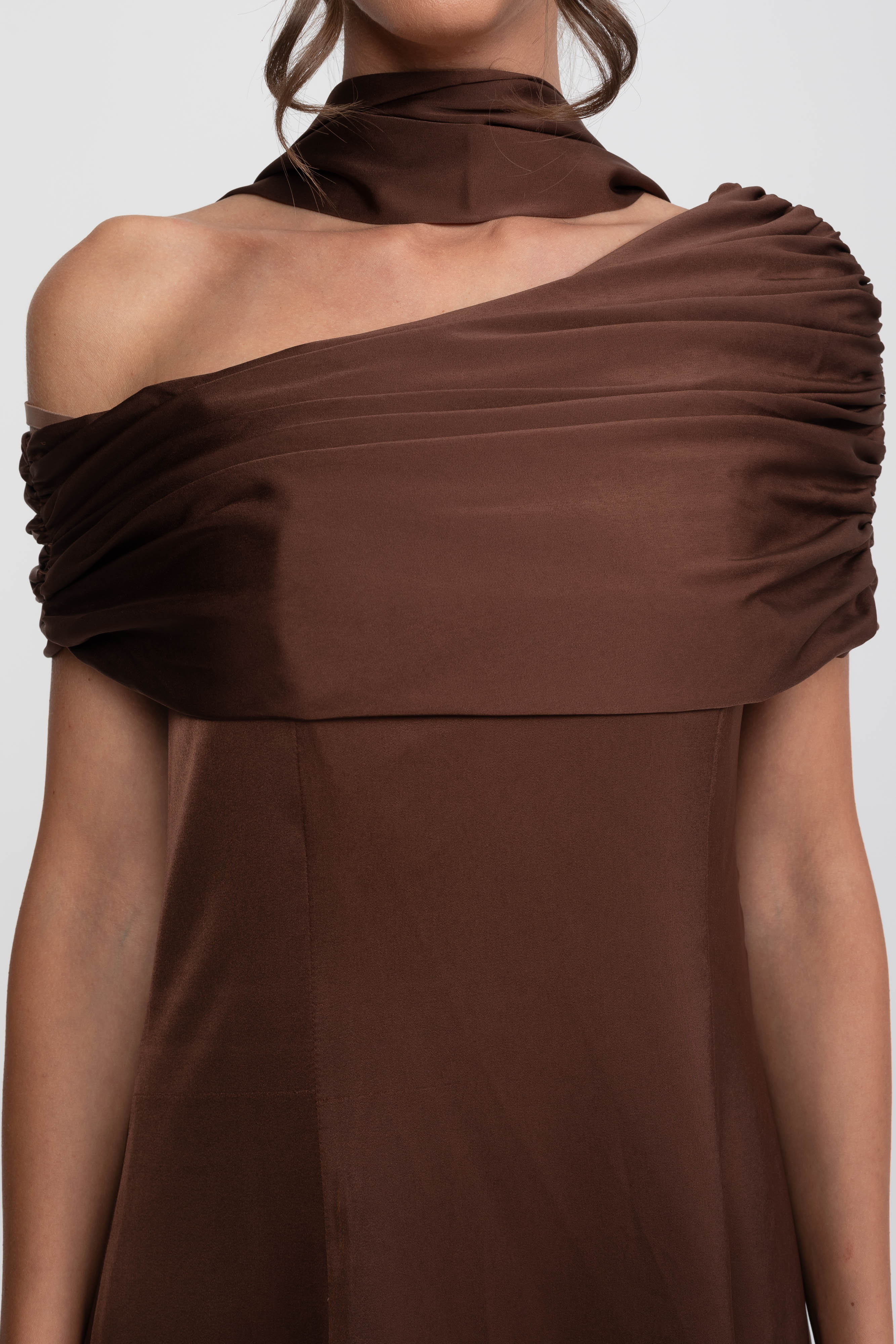 Robe en satin drapée à une épaule avec effet portefeuille froncé - Marron 