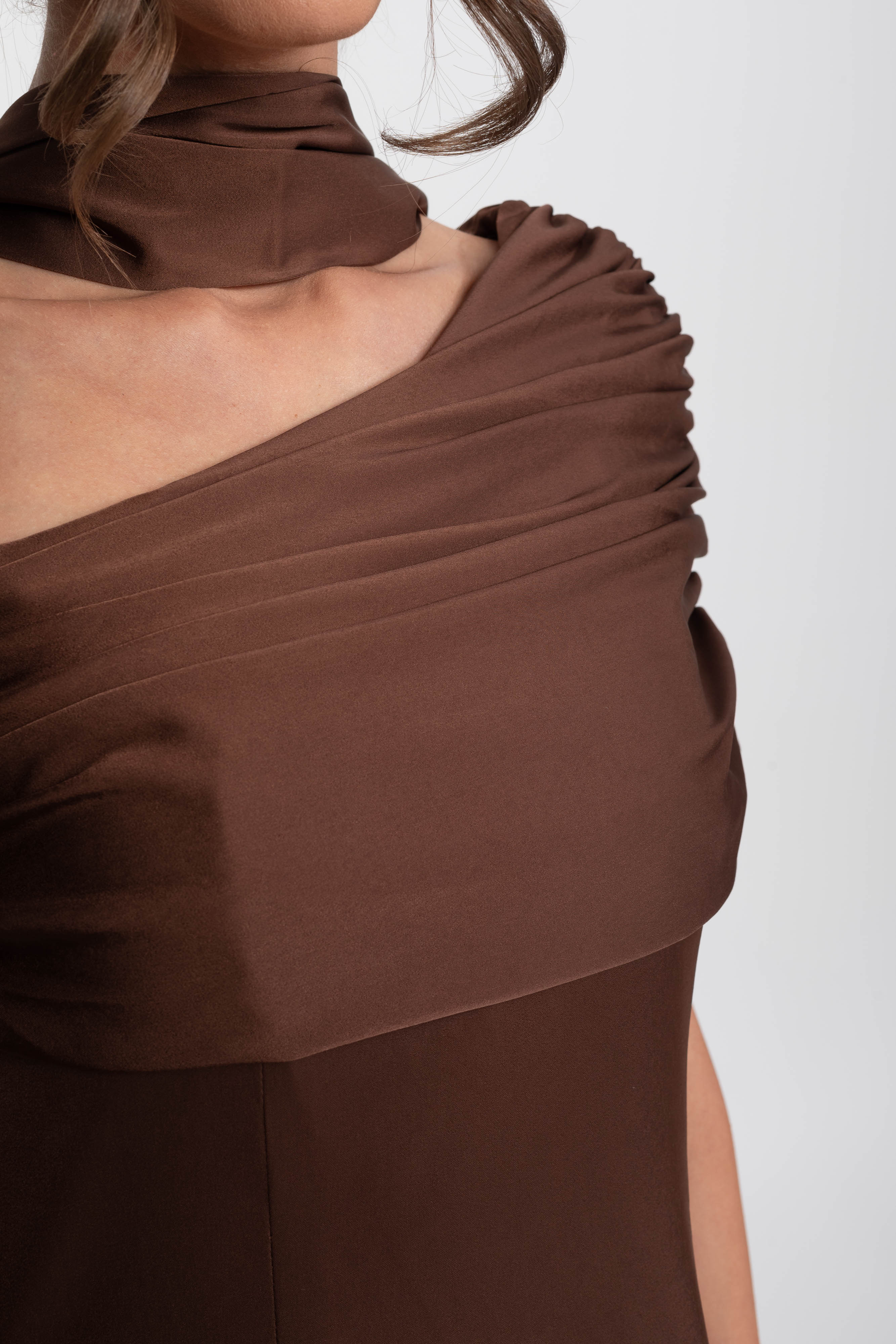 Robe en satin drapée à une épaule avec effet portefeuille froncé - Marron 