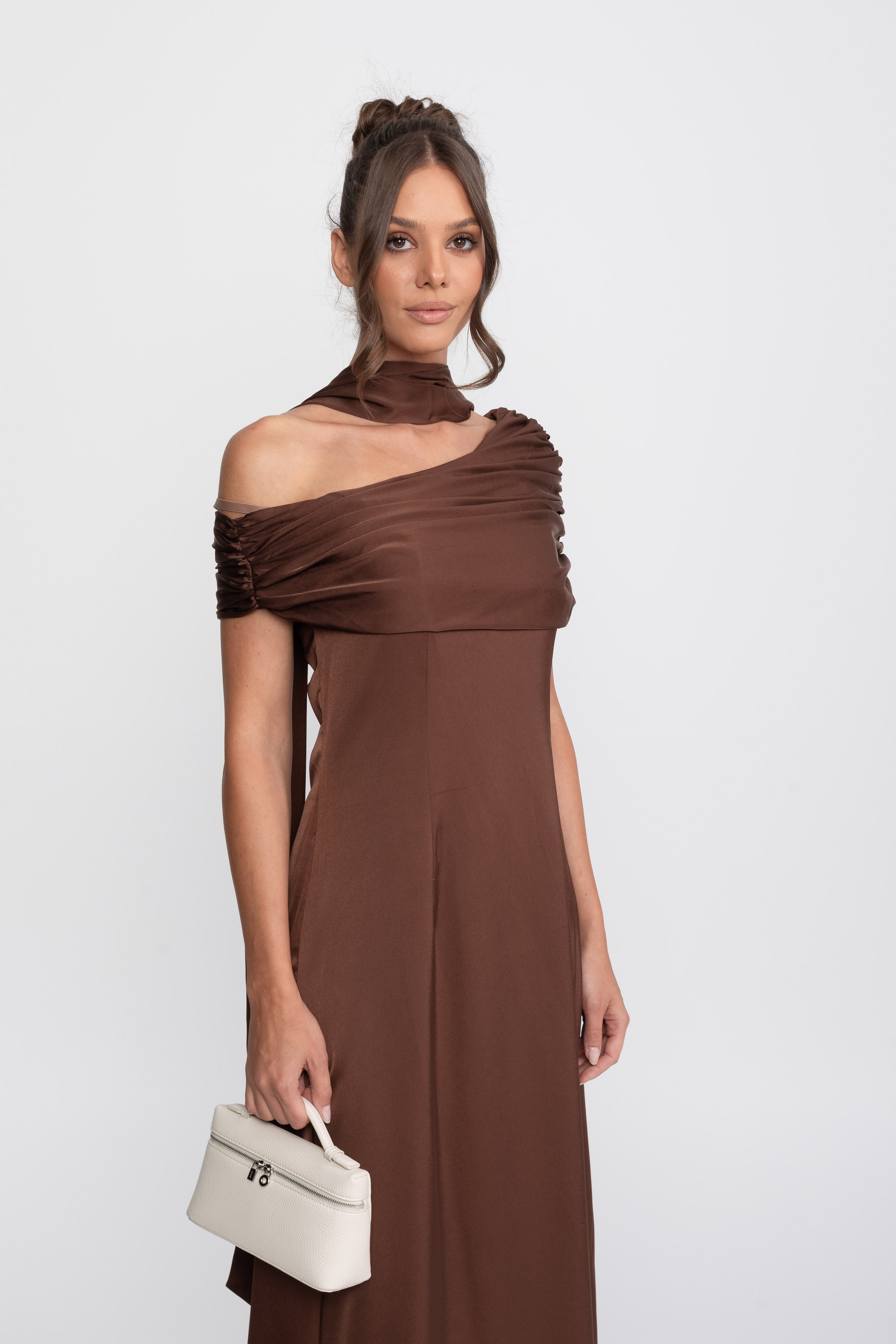 Robe en satin drapée à une épaule avec effet portefeuille froncé - Marron 