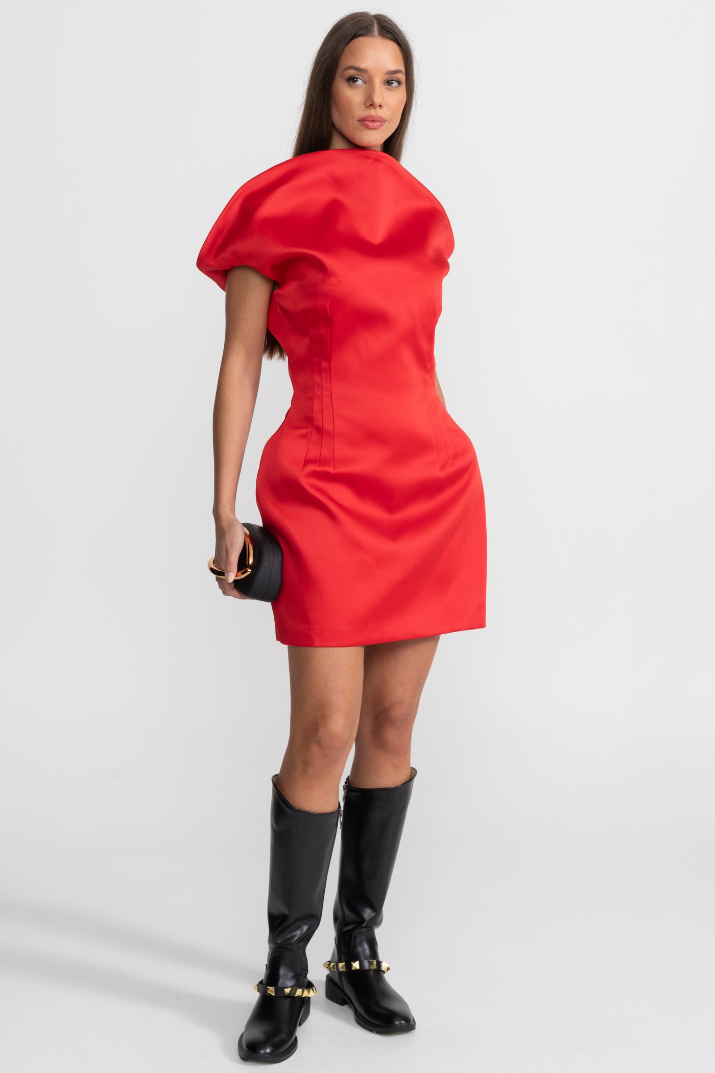 Robe mini en satin avec détail d'épaule sculptural - Rouge 