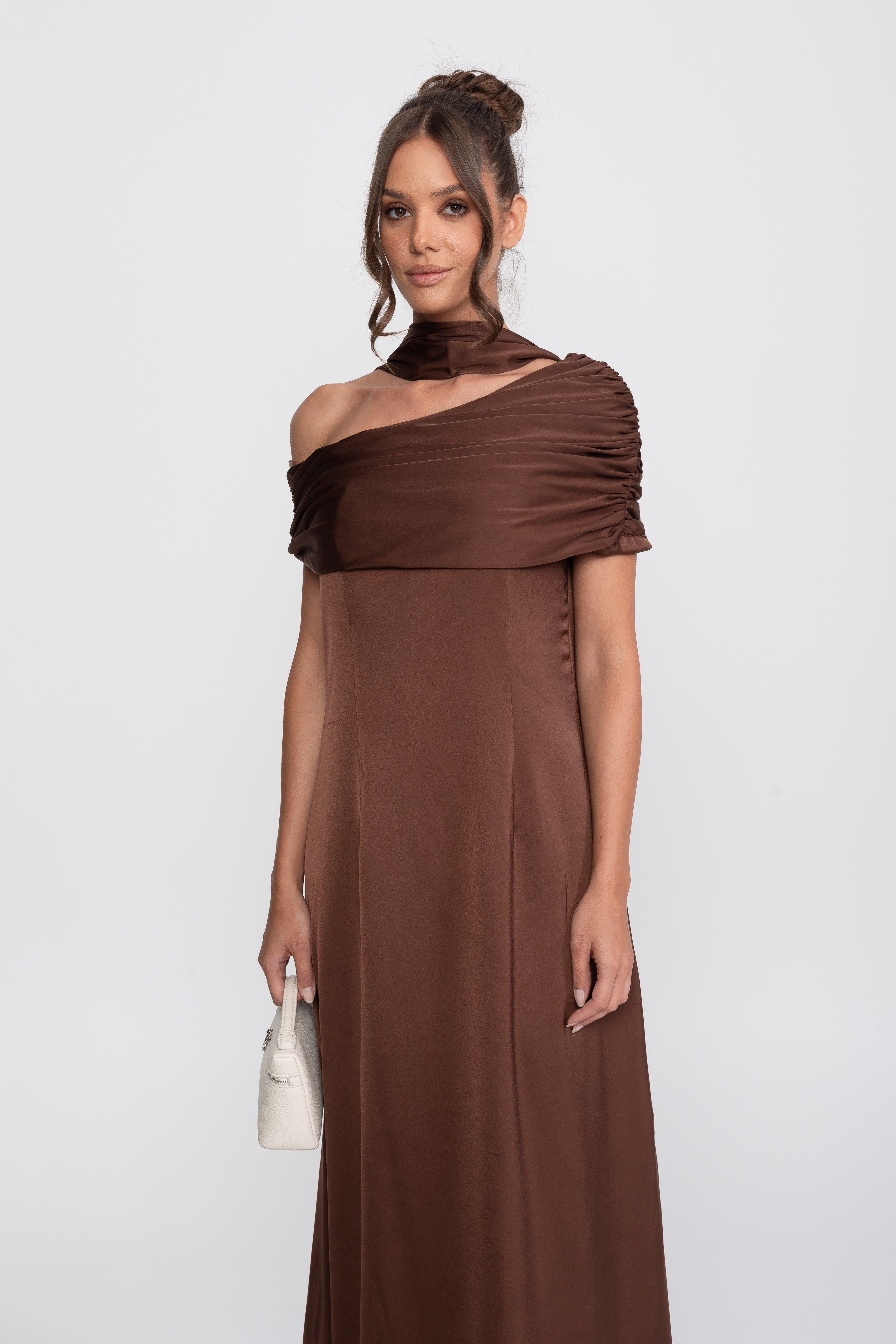 Robe en satin drapée à une épaule avec effet portefeuille froncé - Marron 