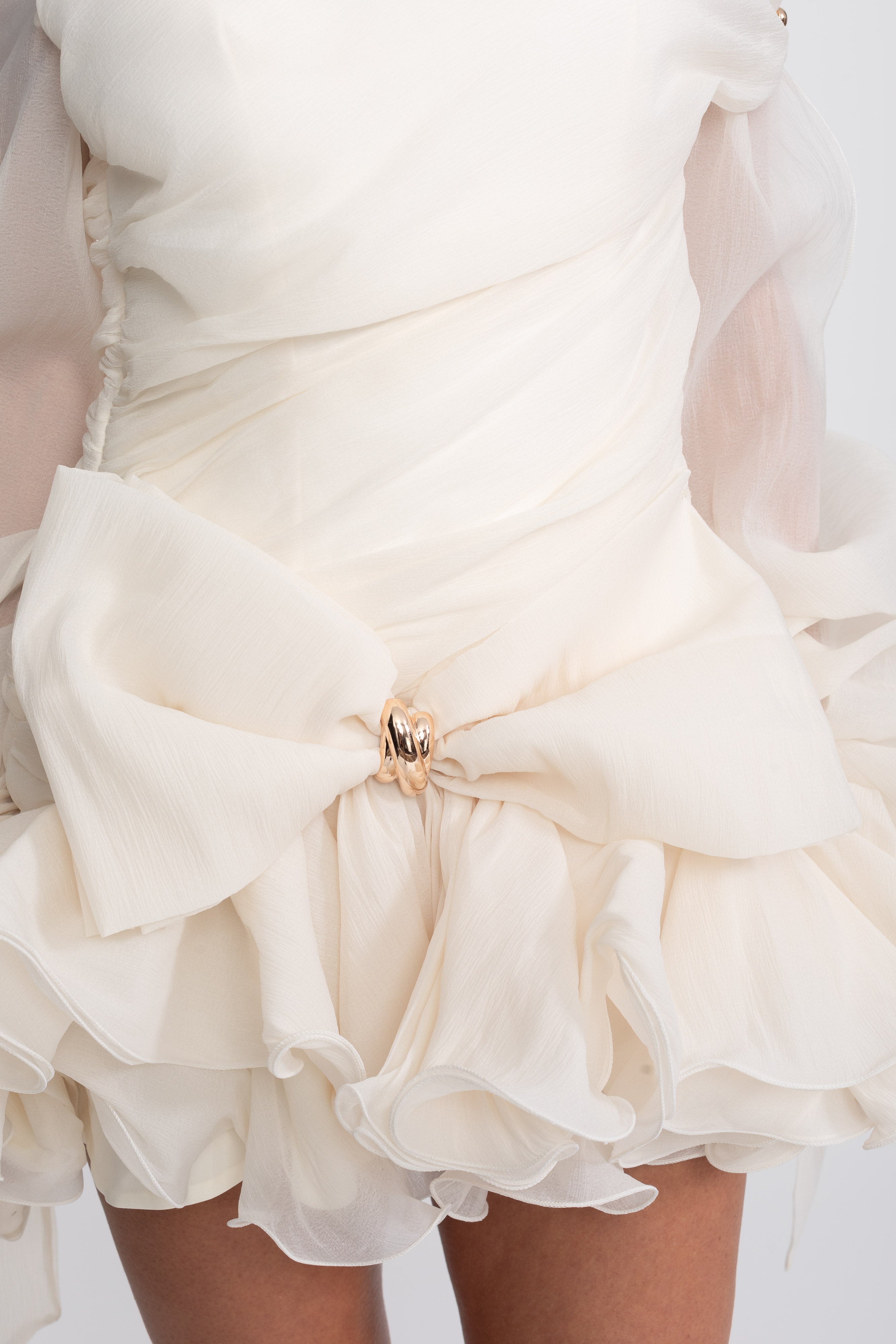 Robe mini à épaules dénudées avec nœud et volants, boucle dorée - Ivoire 