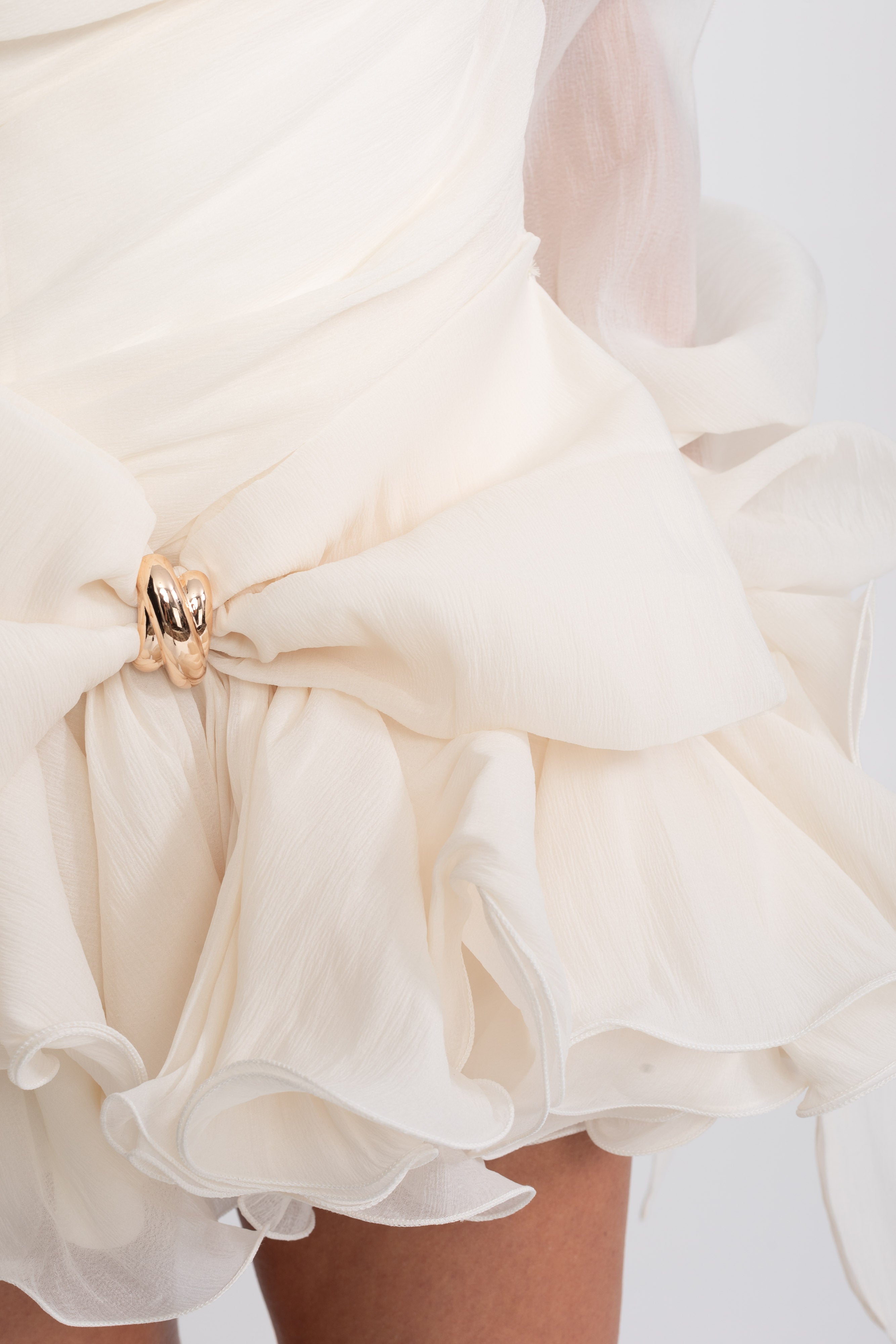 Robe mini à épaules dénudées avec nœud et volants, boucle dorée - Ivoire 