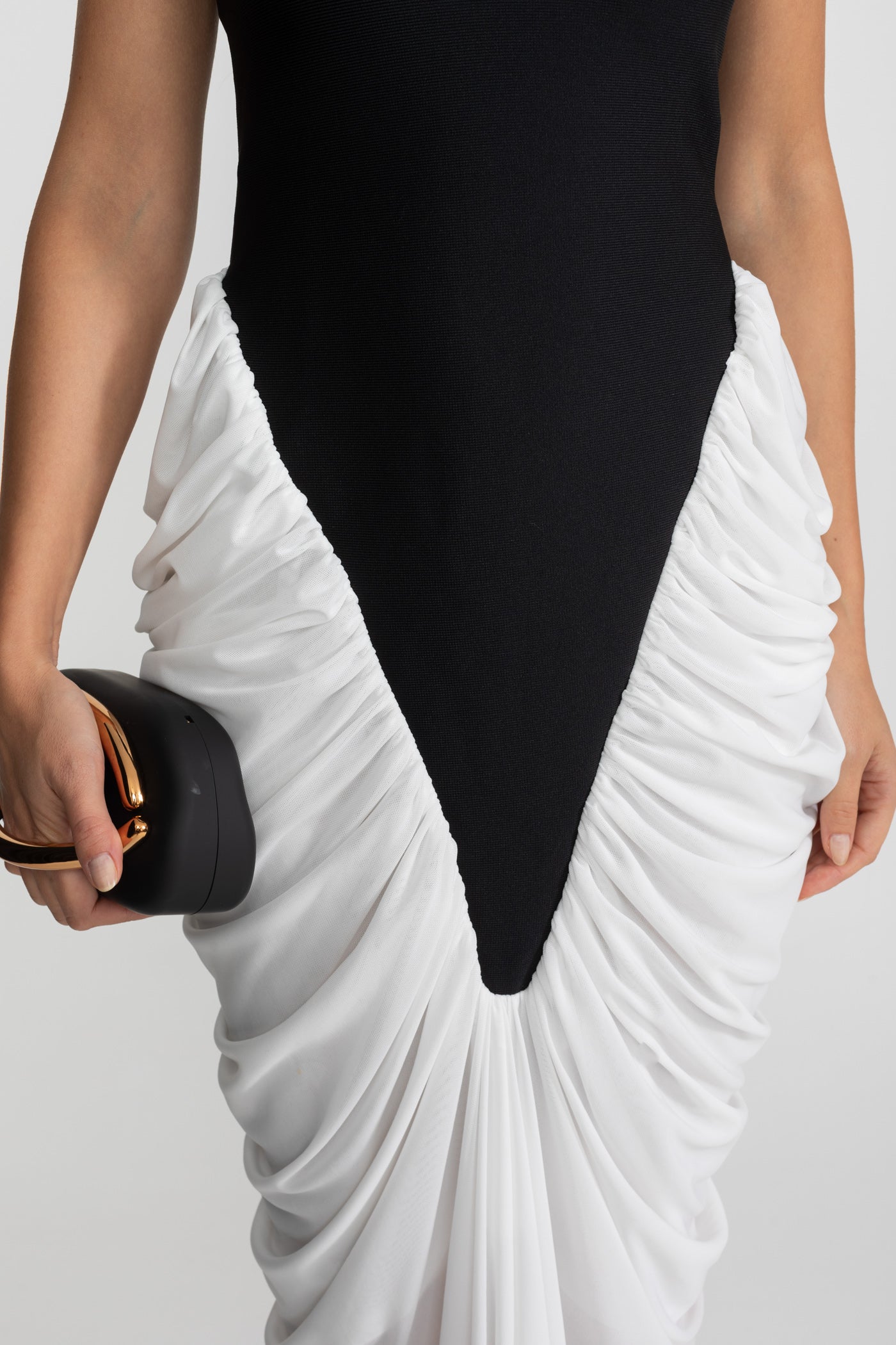 Robe maxi à dos nu avec panneaux froncés contrastants - Noir/Blanc 