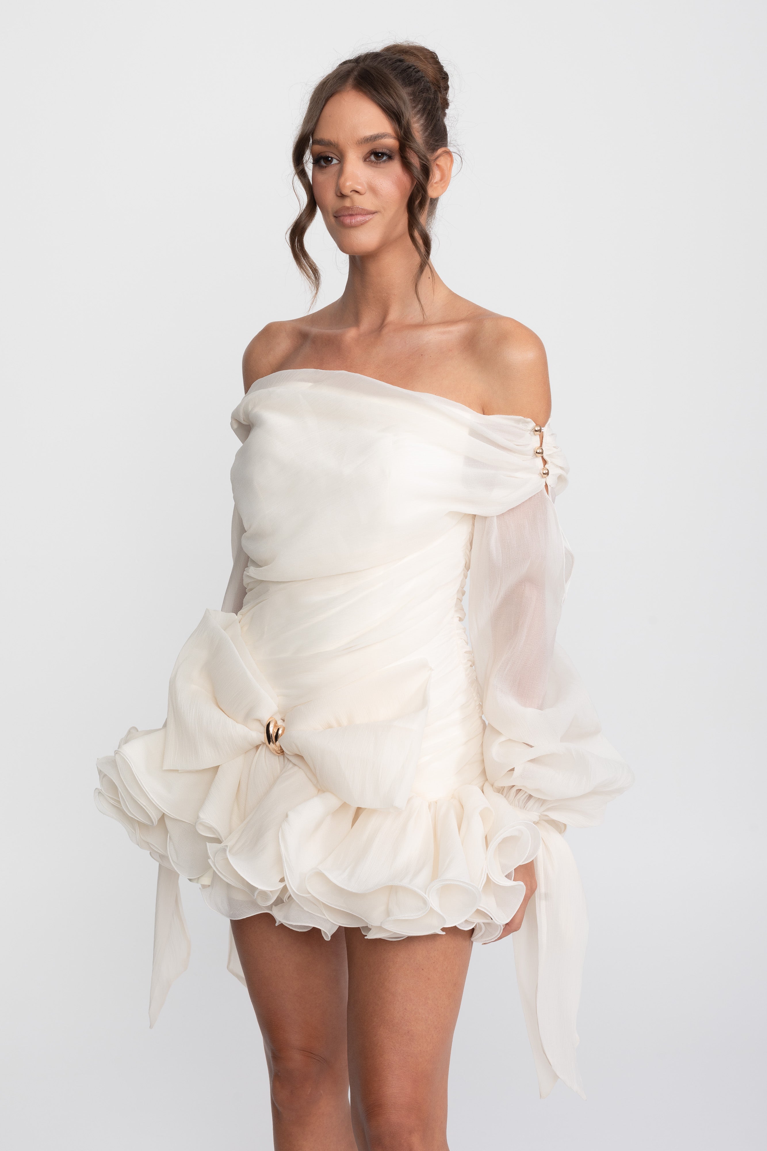 Robe mini à épaules dénudées avec nœud et volants, boucle dorée - Ivoire 