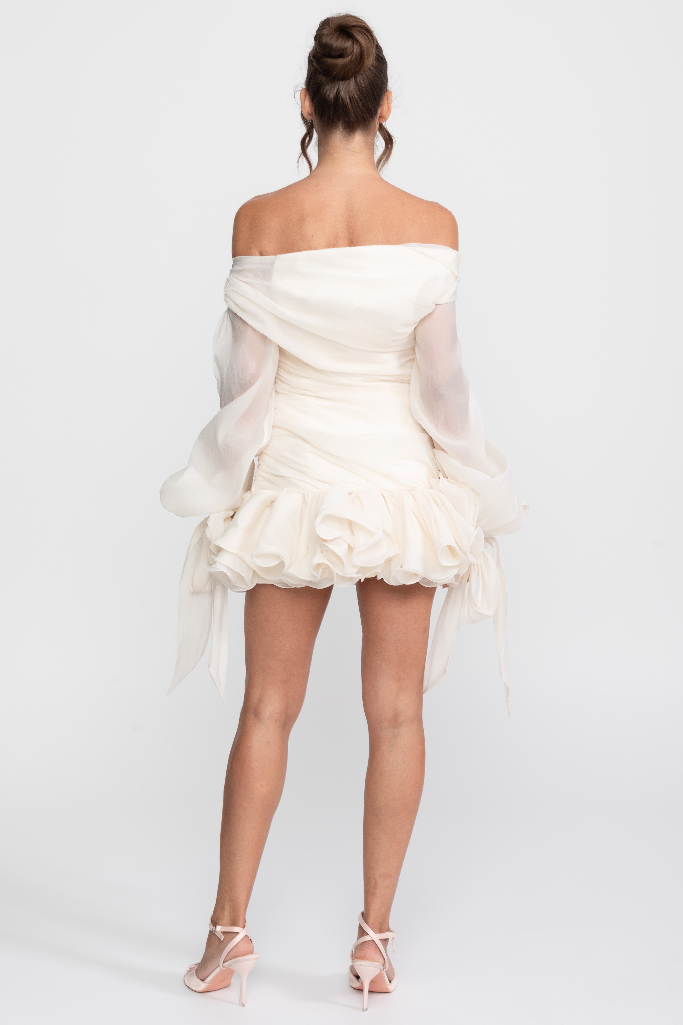 Robe mini à épaules dénudées avec nœud et volants, boucle dorée - Ivoire 