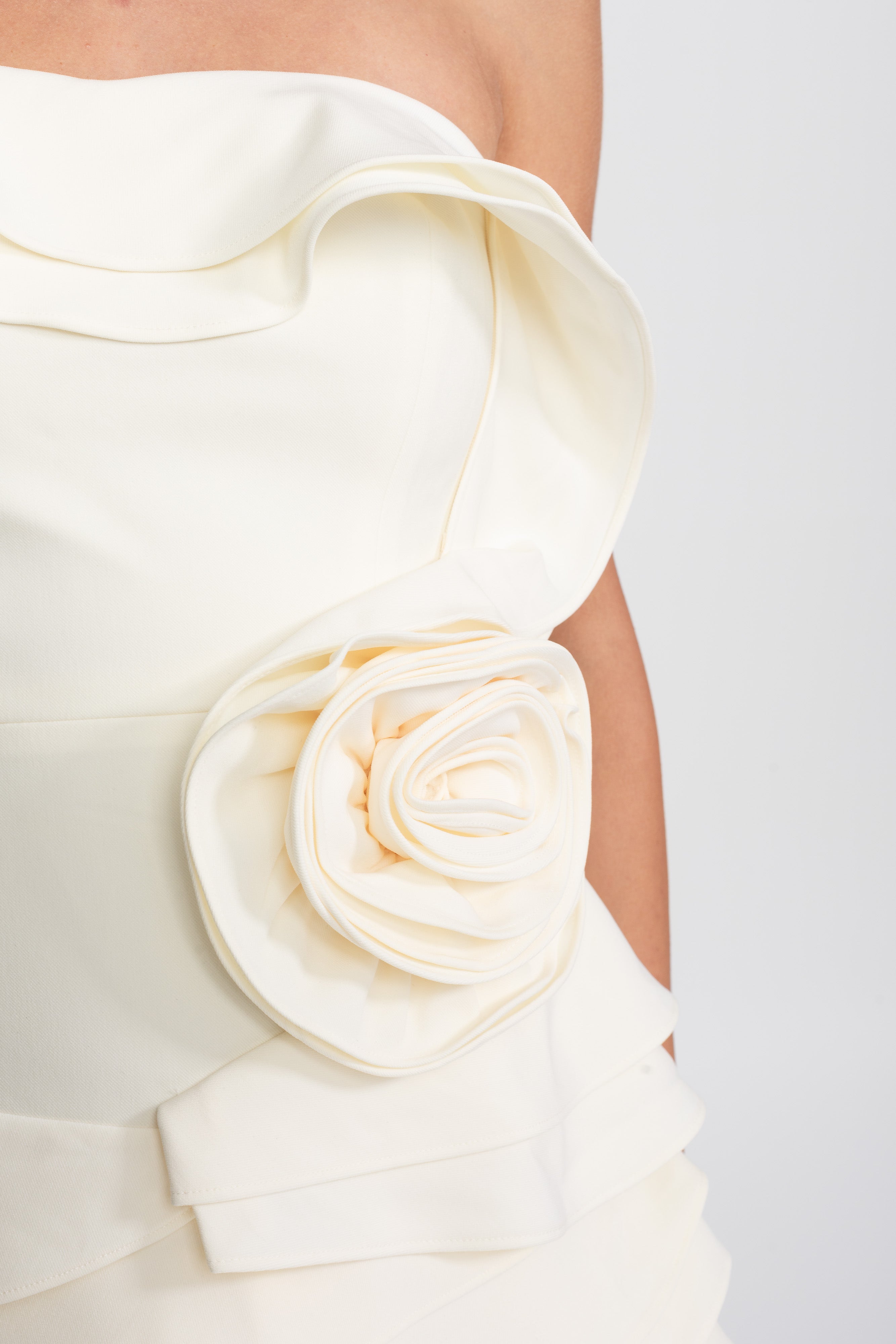 Robe mini bustier à volants et rosette avec corsage plissé - Ivoire 