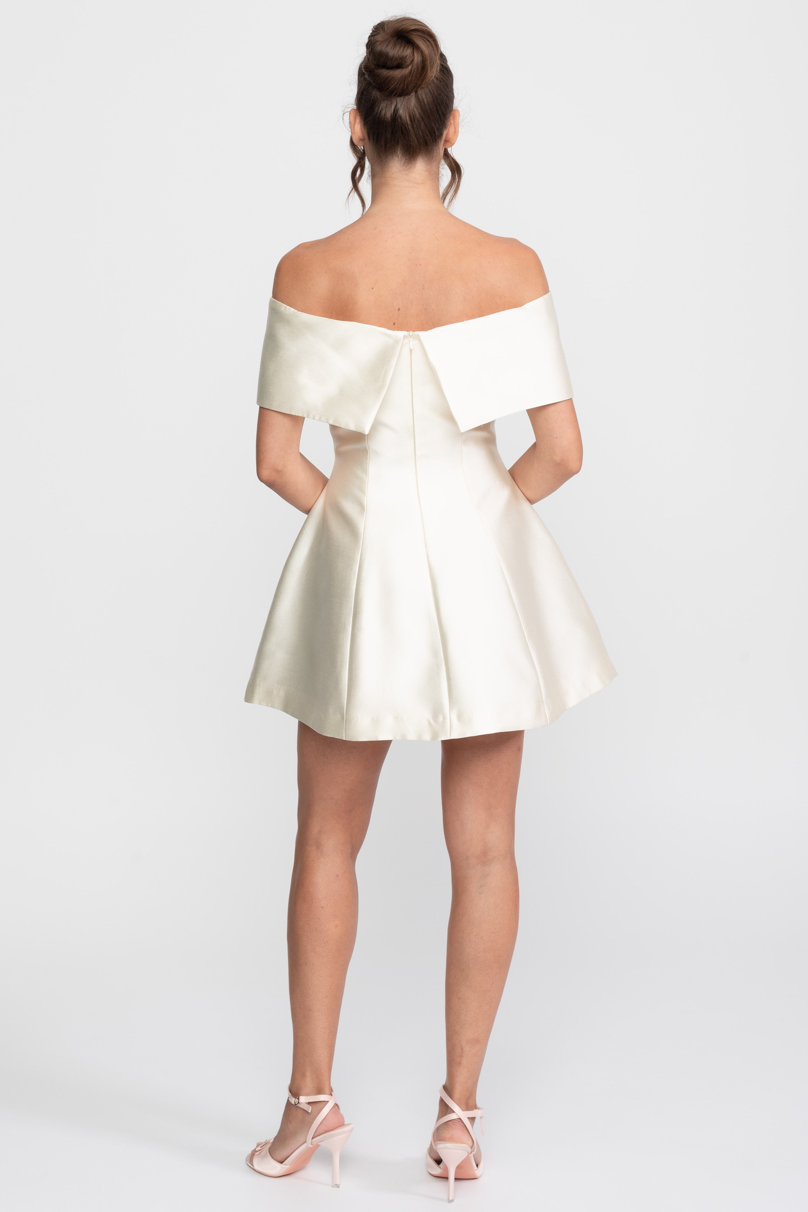 Robe mini évasée à épaules dénudées avec broche en cristal - Ivoire 