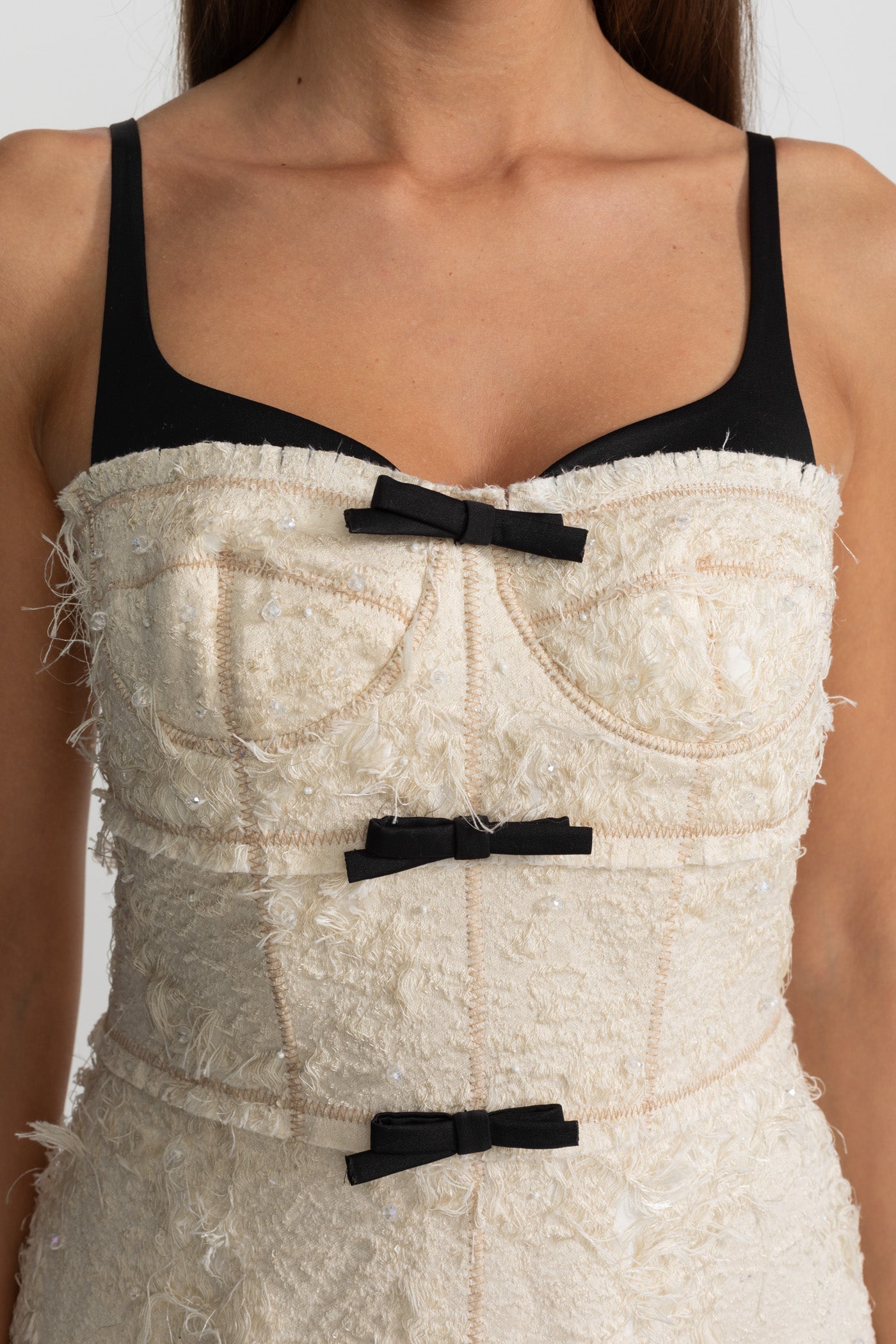 Robe midi en tweed texturé avec bretelles contrastées et détails nœud – Ivoire 