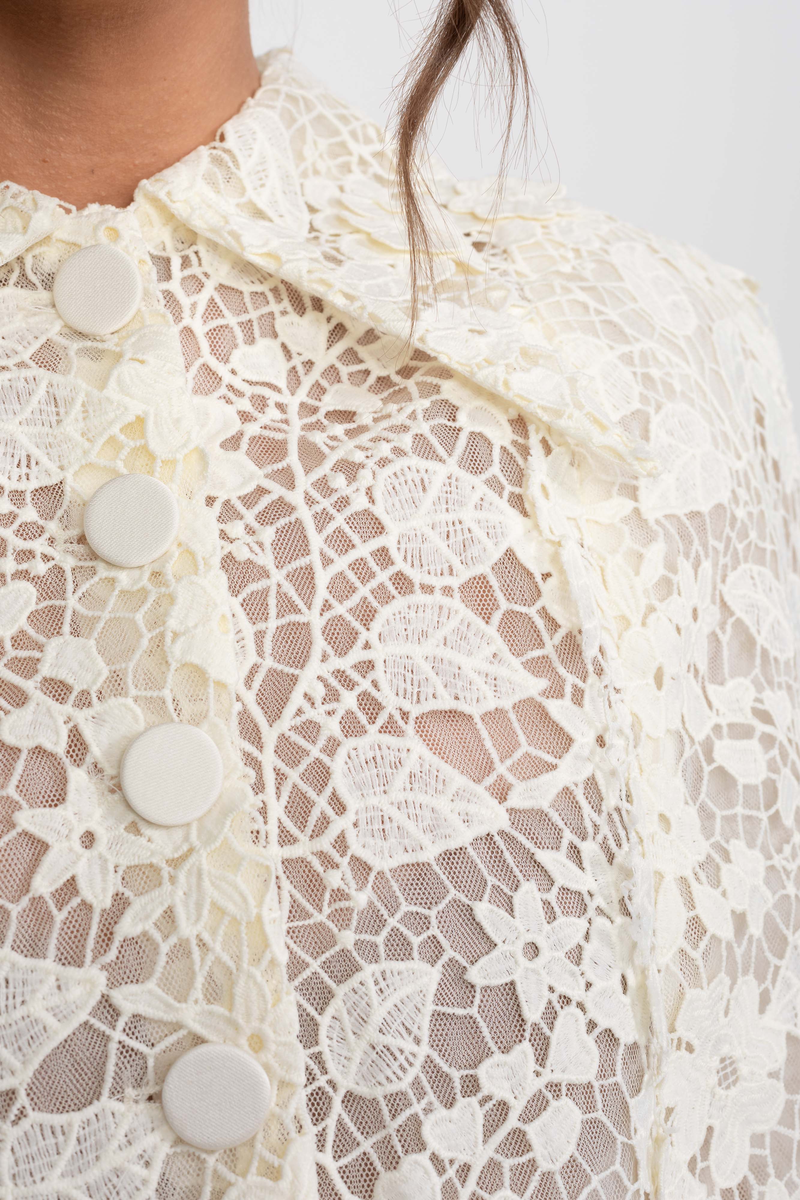Ensemble coordonné en dentelle avec cape à boutons et mini-jupe à nœud - Blanc 