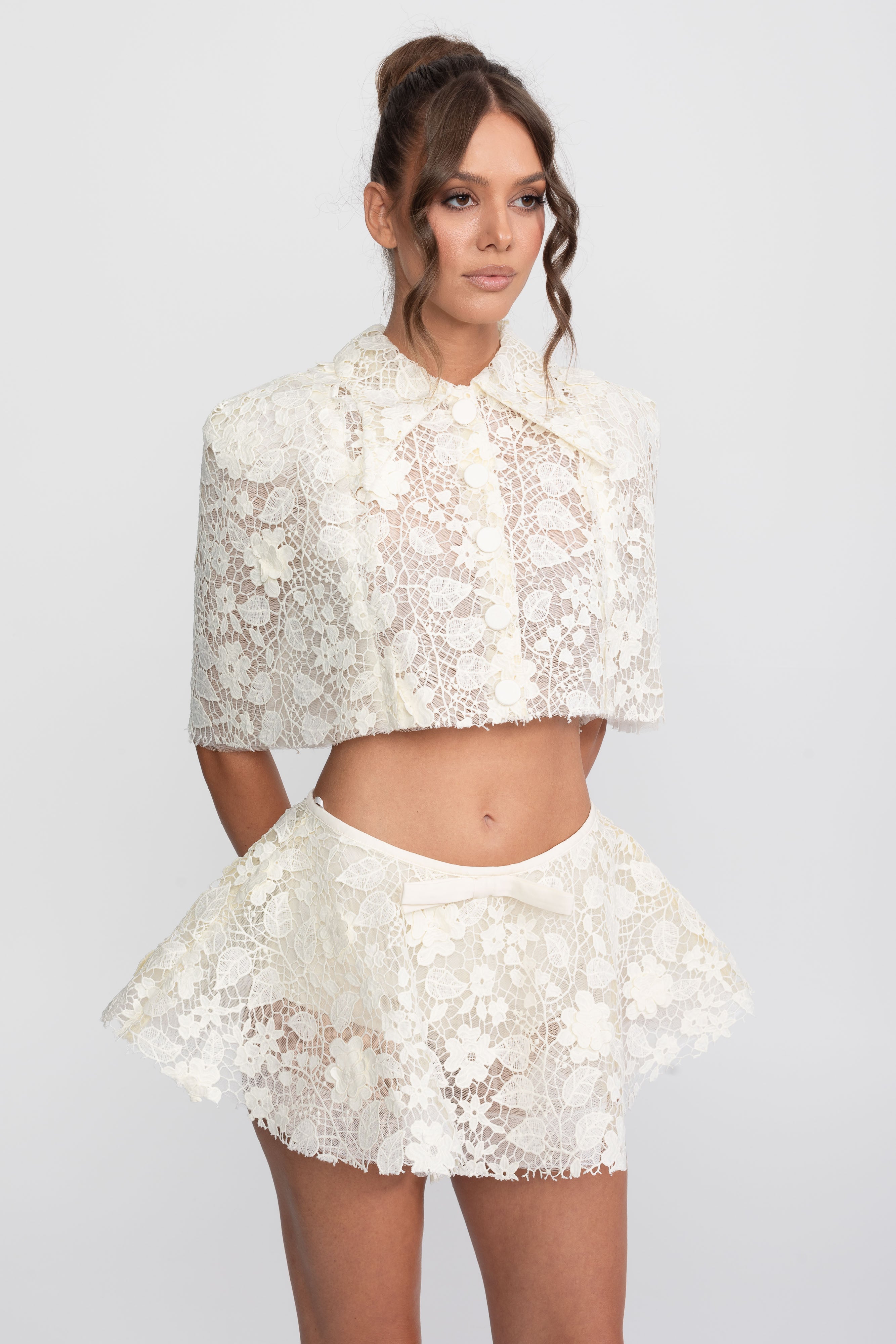 Ensemble coordonné en dentelle avec cape à boutons et mini-jupe à nœud - Blanc 