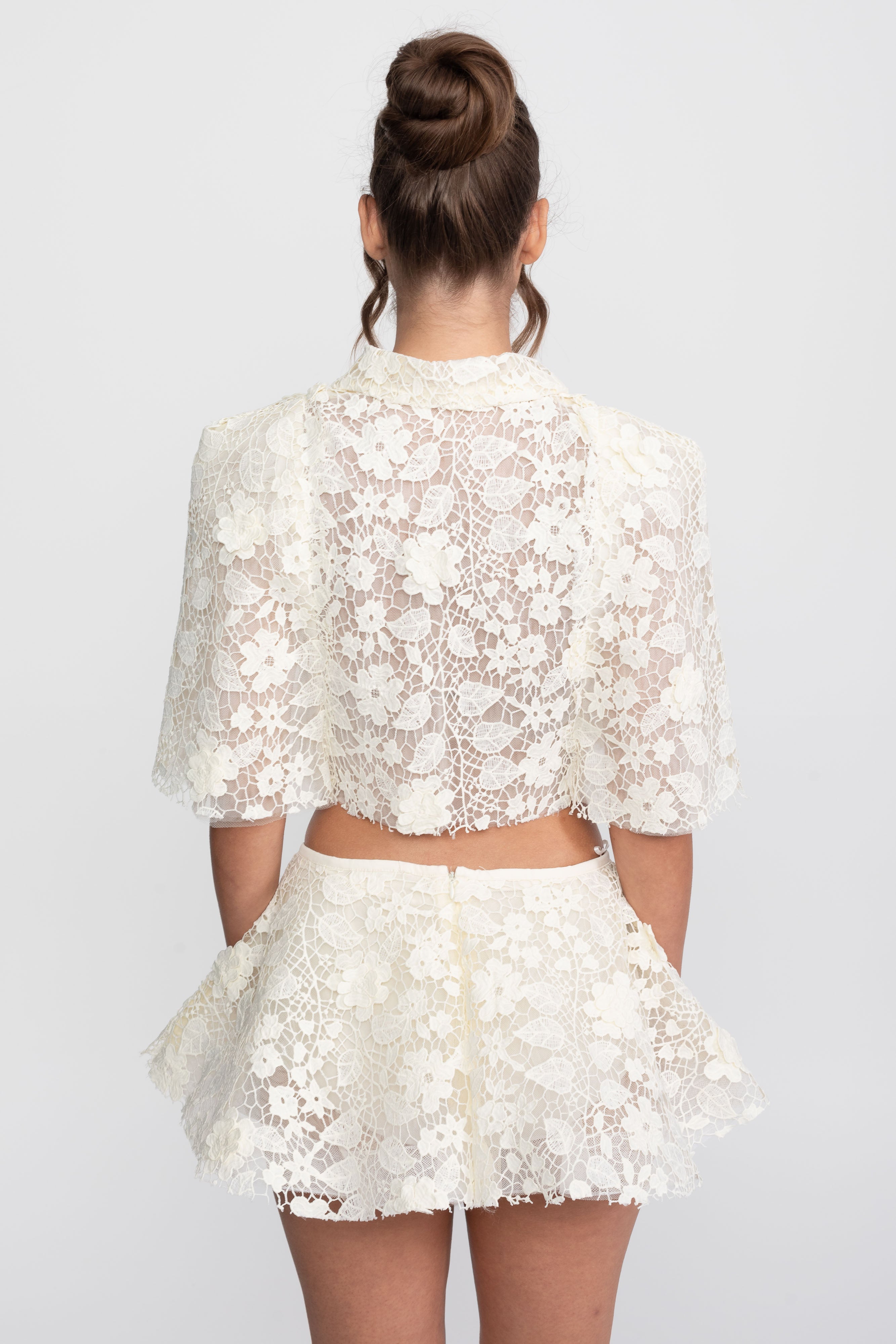 Ensemble coordonné en dentelle avec cape à boutons et mini-jupe à nœud - Blanc 