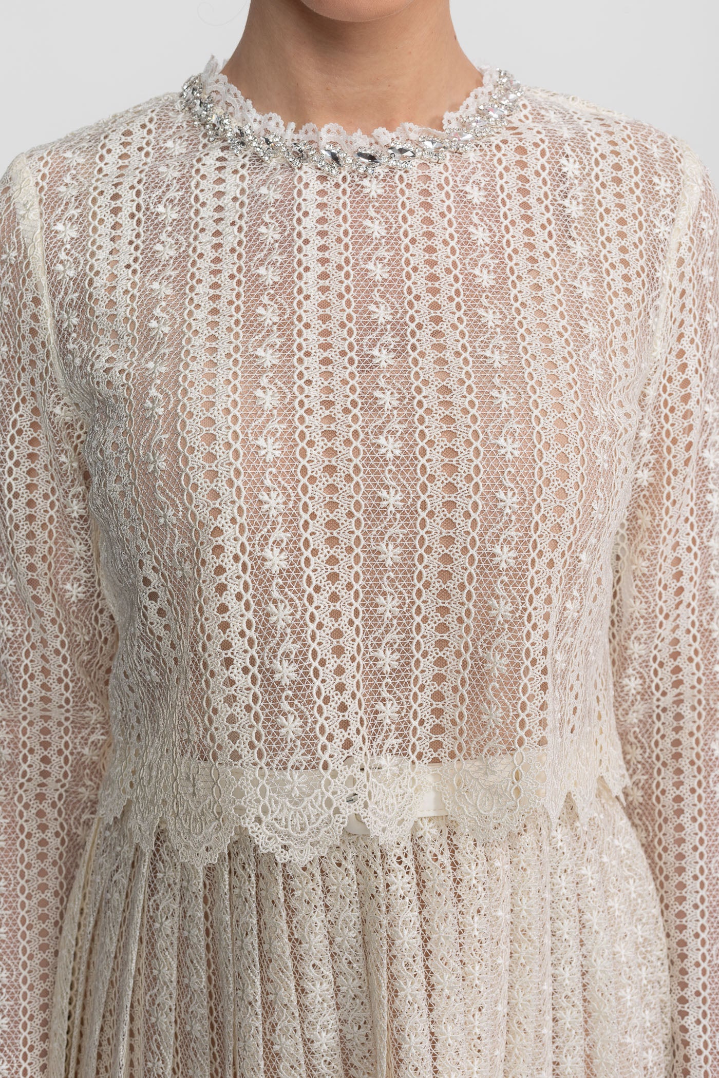 Robe Mini En Dentelle Avec Col Montant Et Jupe Plissée - Ivoire 