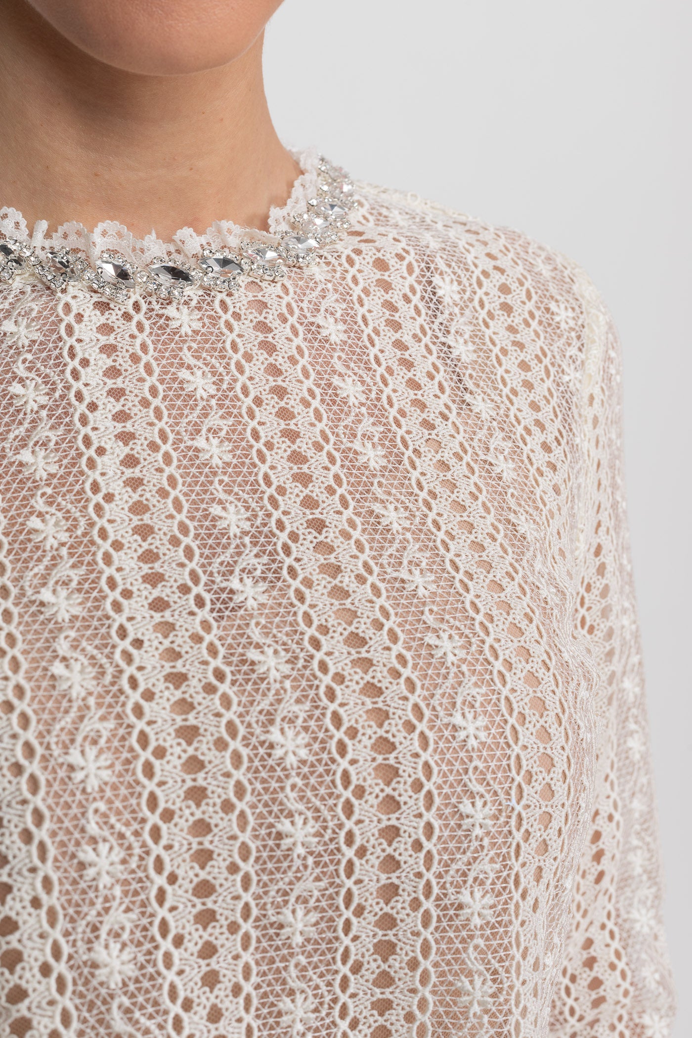 Robe Mini En Dentelle Avec Col Montant Et Jupe Plissée - Ivoire 