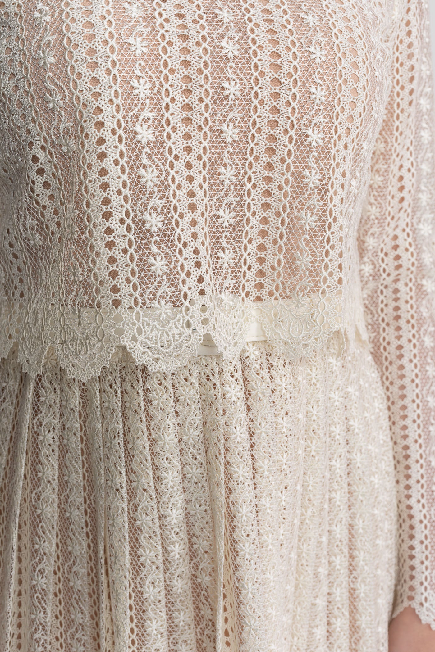 Robe Mini En Dentelle Avec Col Montant Et Jupe Plissée - Ivoire 