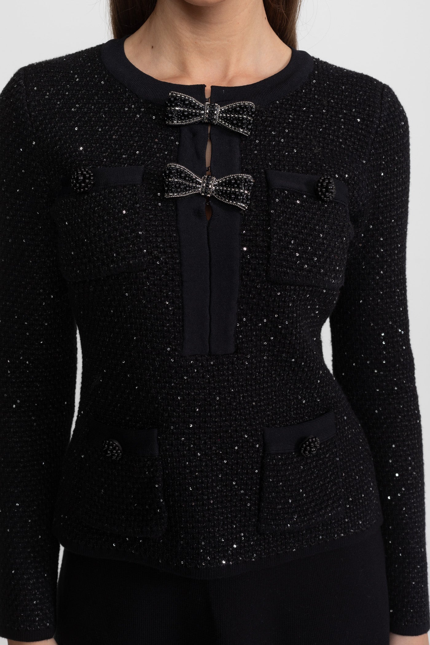 Ensemble coordonné en tweed orné avec fermetures à nœud et jupe midi – Noir 