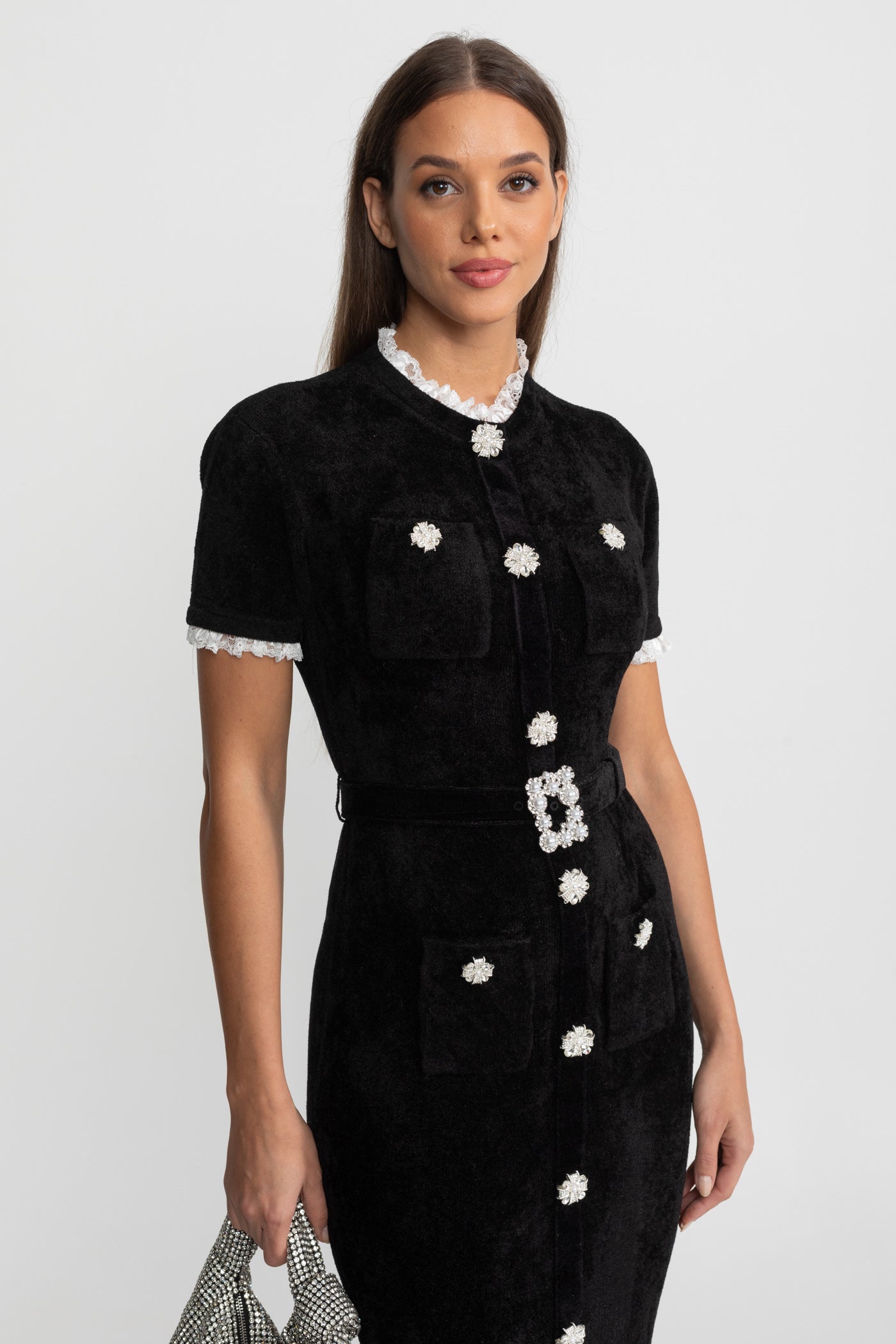 Robe Midi Élégante avec Boutons en Cristal et Bordure en Dentelle – Noir 