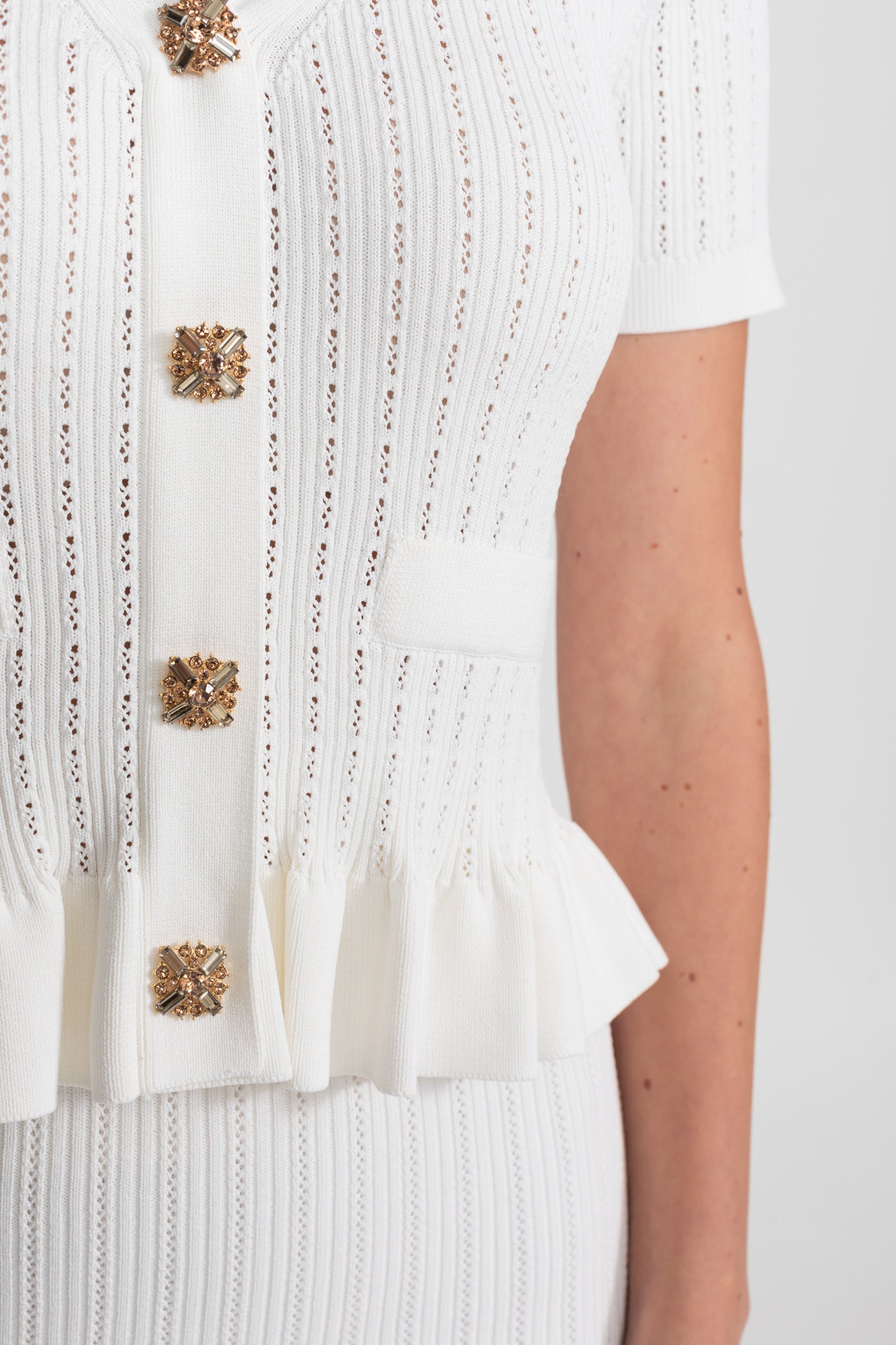 Co-ord midi en maille avec taille péplum et boutons dorés – Blanc 