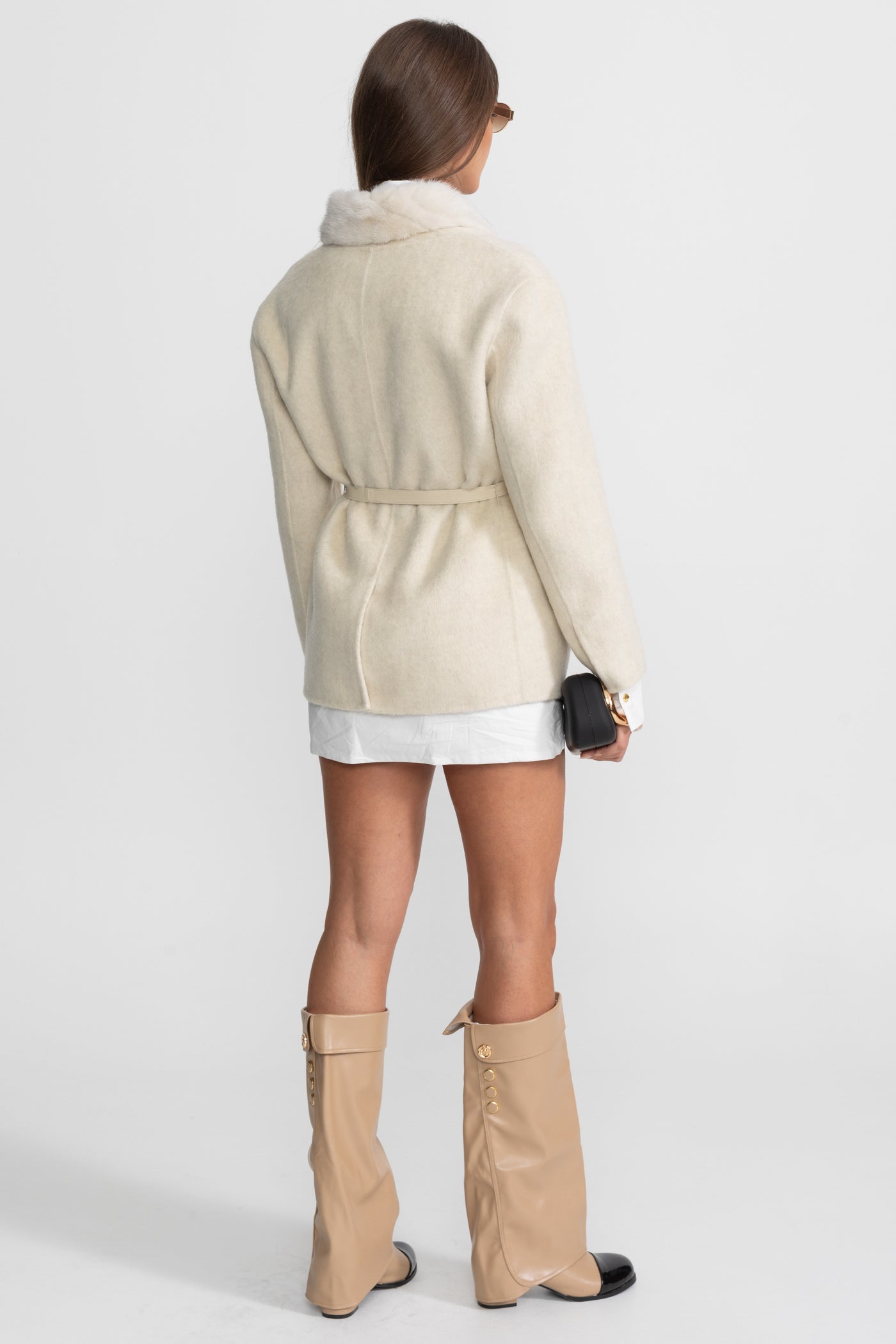 Veste luxueuse en laine avec taille ceinturée et fourrure de vison – Ivoire 