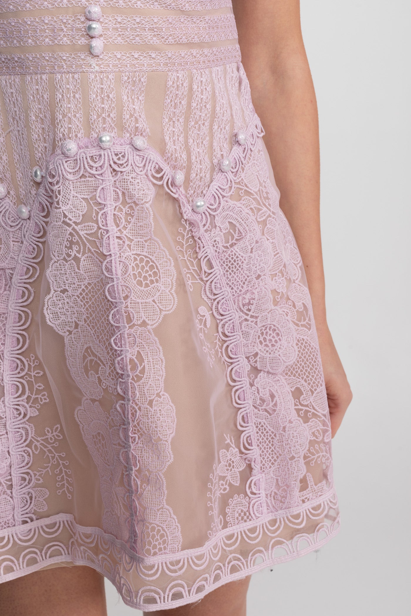 Robe Mini à Manches Courtes avec Empiècement Transparent et Détail Boutons Perle - Lilas 