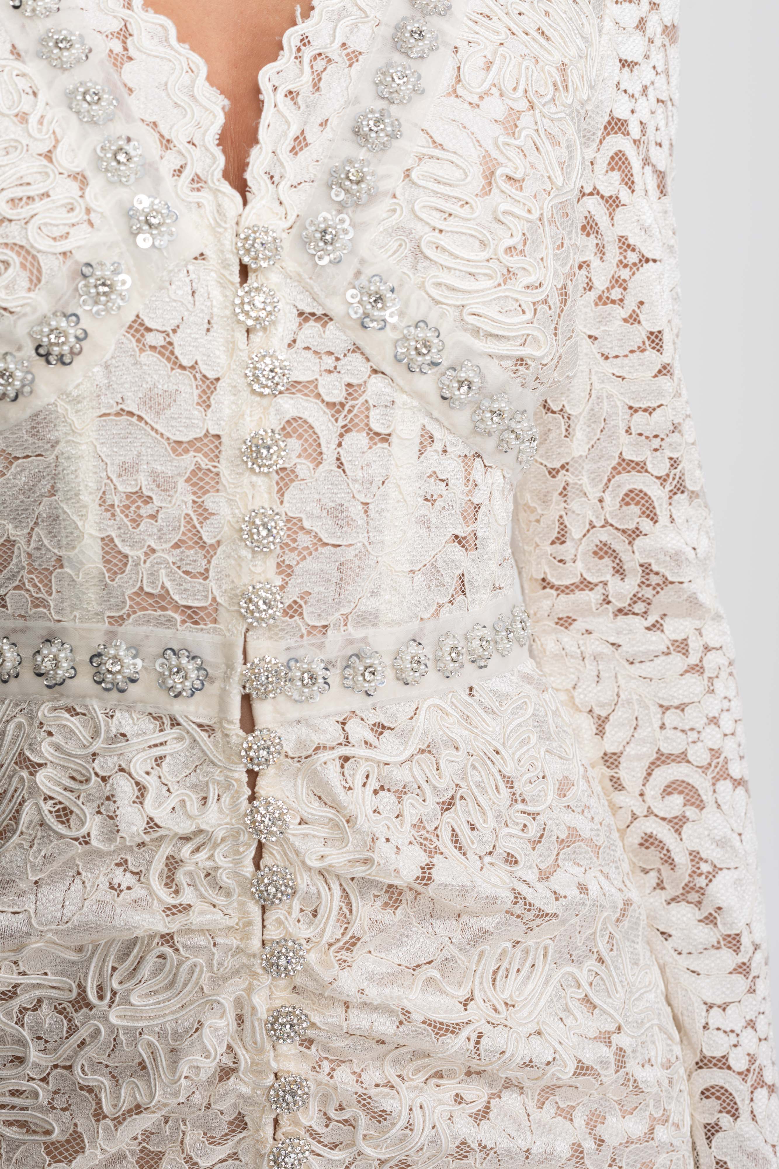 Robe midi en dentelle avec encolure en V ornée de cristaux et détail froncé sur le devant - Blanc 