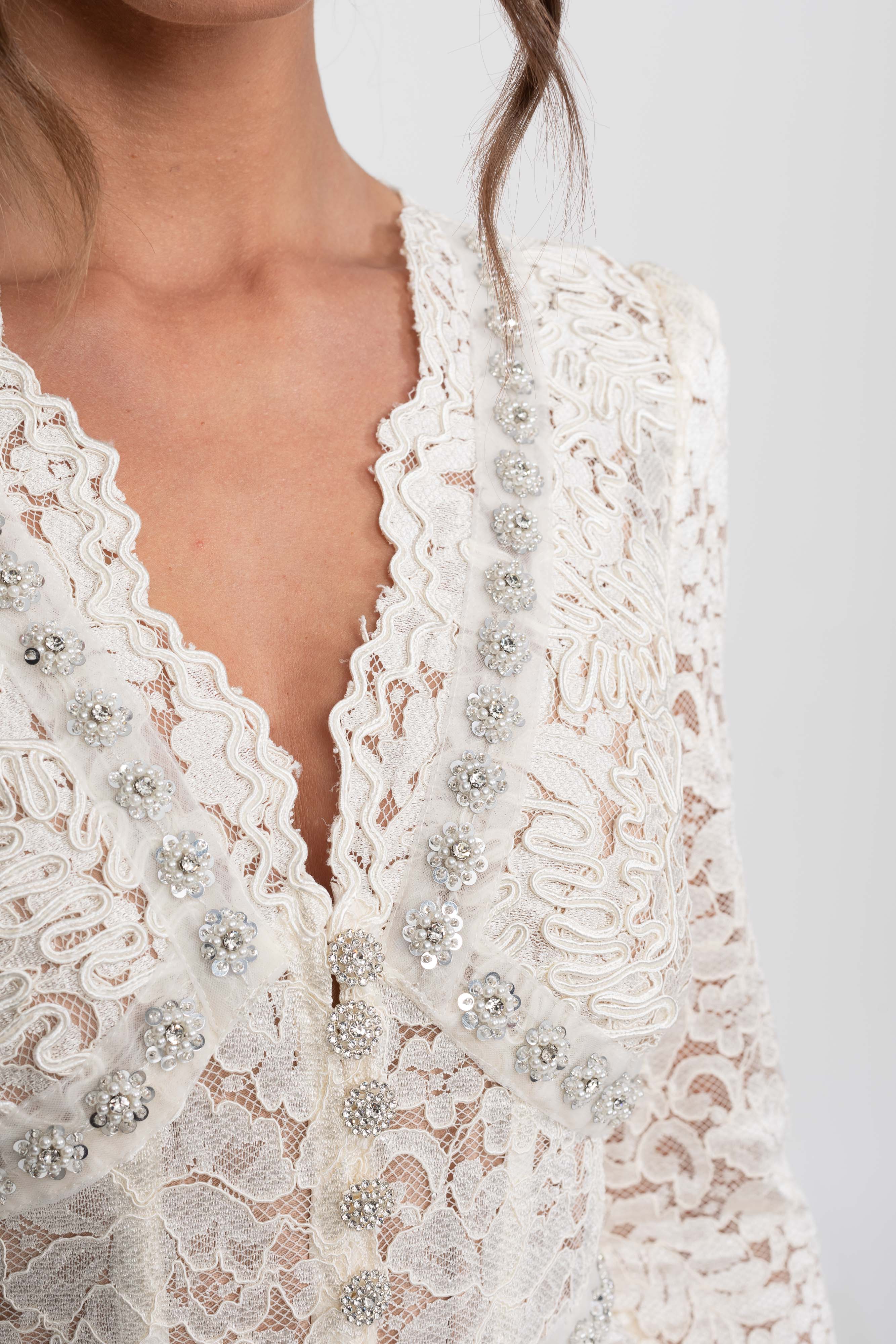 Robe midi en dentelle avec encolure en V ornée de cristaux et détail froncé sur le devant - Blanc 