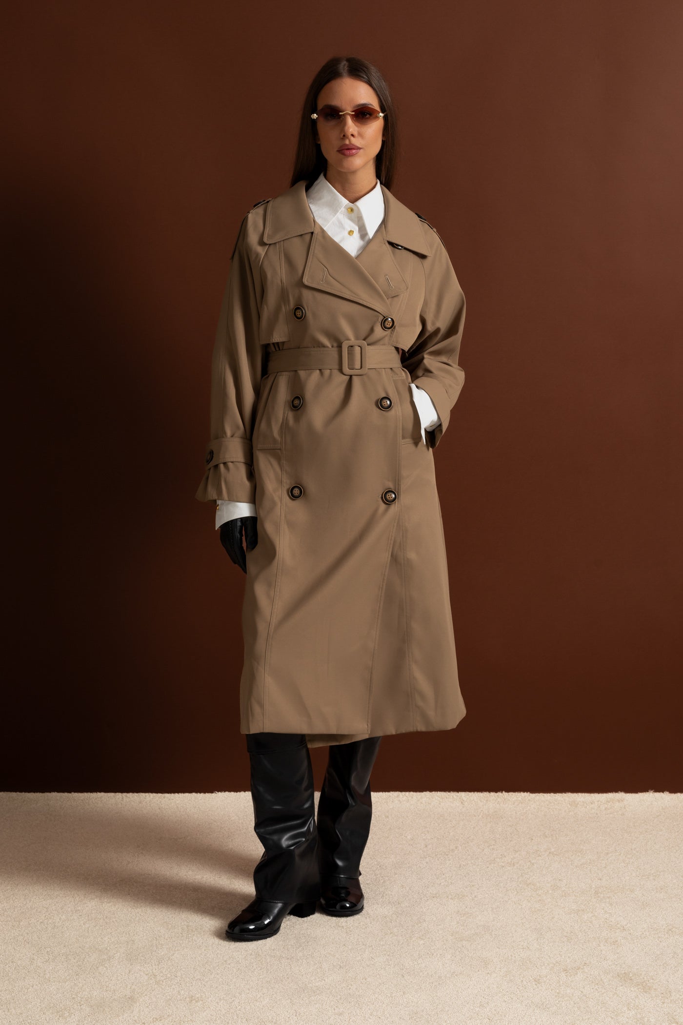 Trench-coat mi-long croisé à double boutonnage avec taille ceinturée – Kaki 