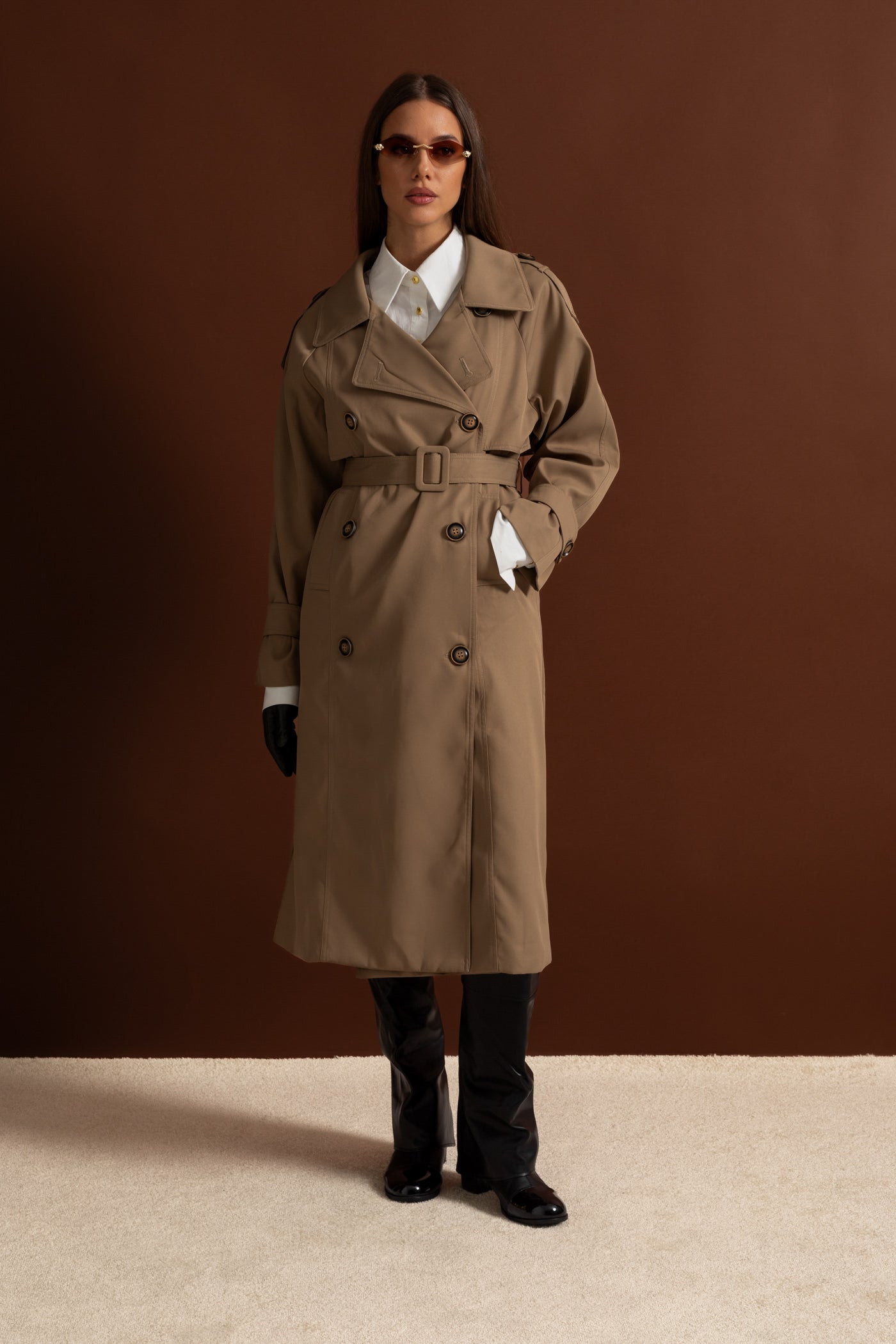 Trench-coat mi-long croisé à double boutonnage avec taille ceinturée – Kaki 