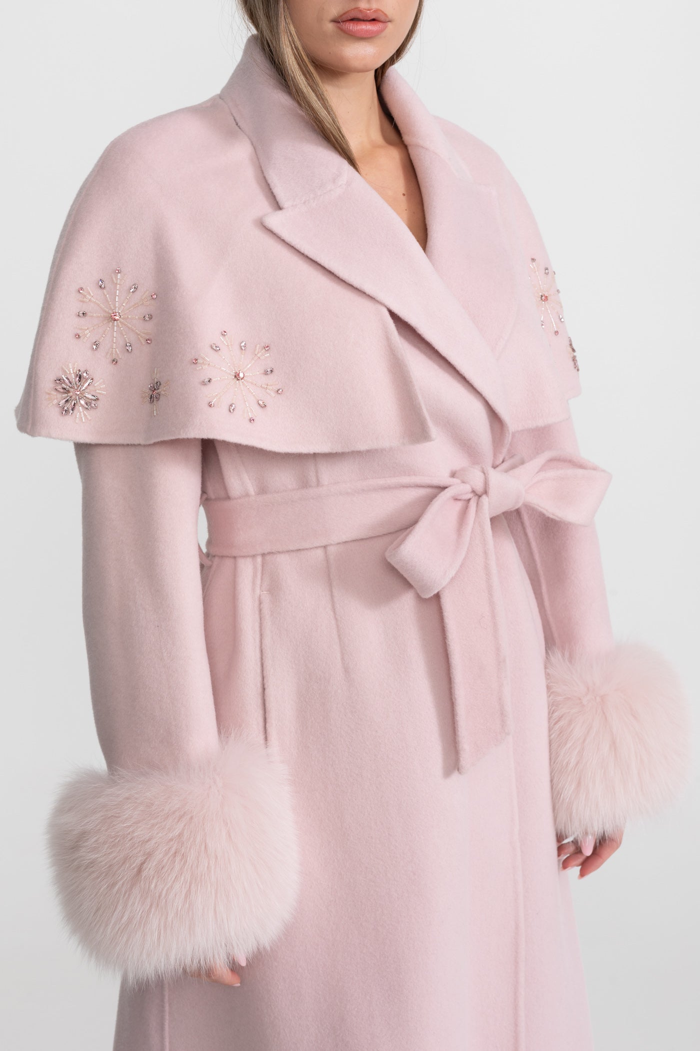 Manteau en laine orné avec poignets en fourrure de renard et cape superposée - Rose 