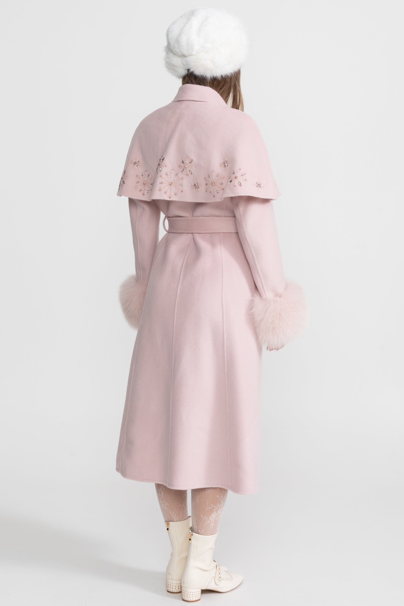 Manteau en laine orné avec poignets en fourrure de renard et cape superposée - Rose 