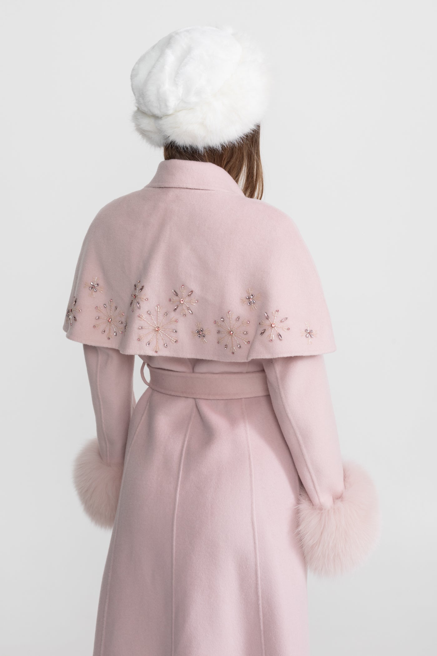 Manteau en laine orné avec poignets en fourrure de renard et cape superposée - Rose 