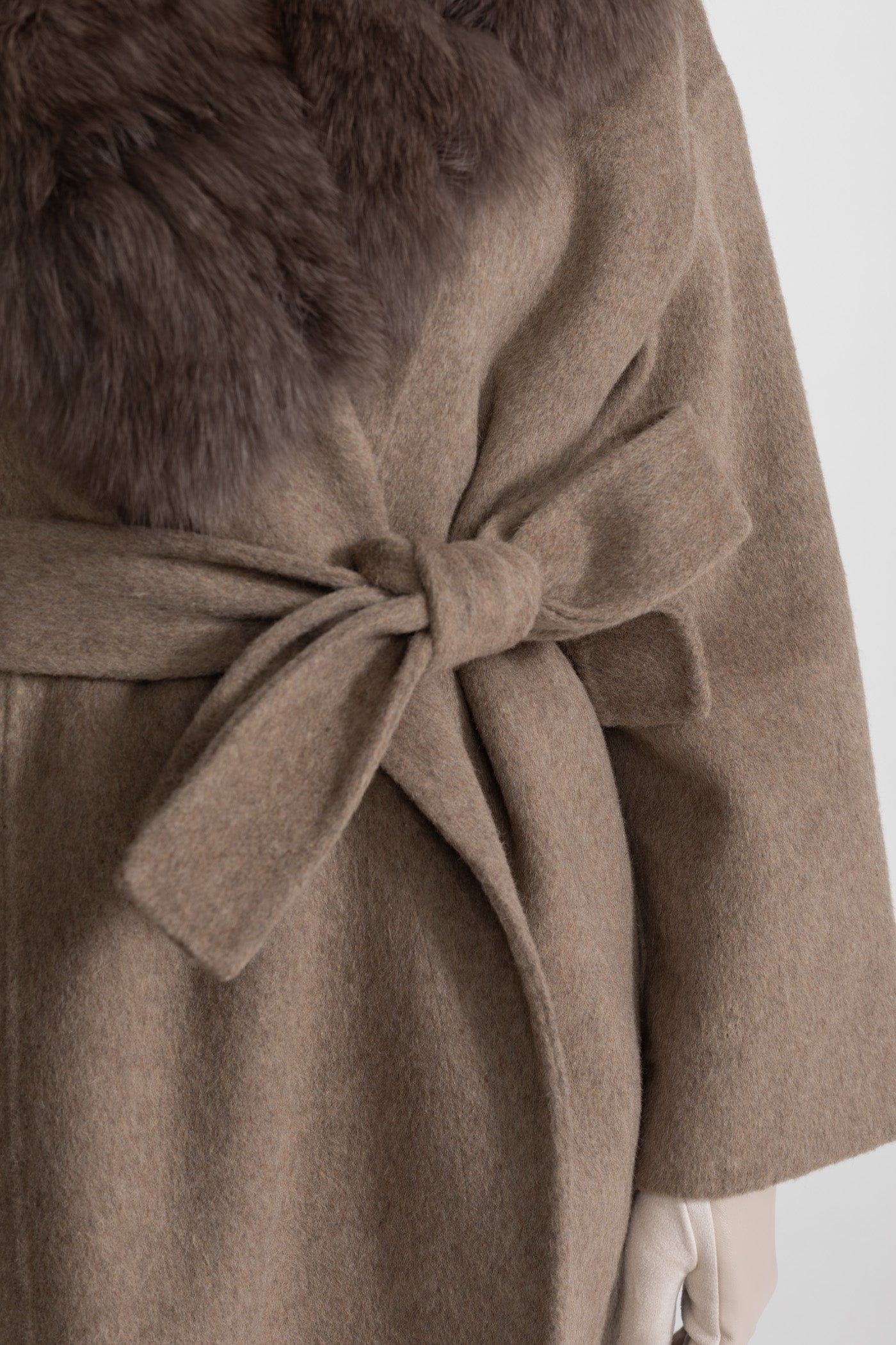 Manteau en laine avec col en fourrure de renard et ceinture à nouer – Kaki 